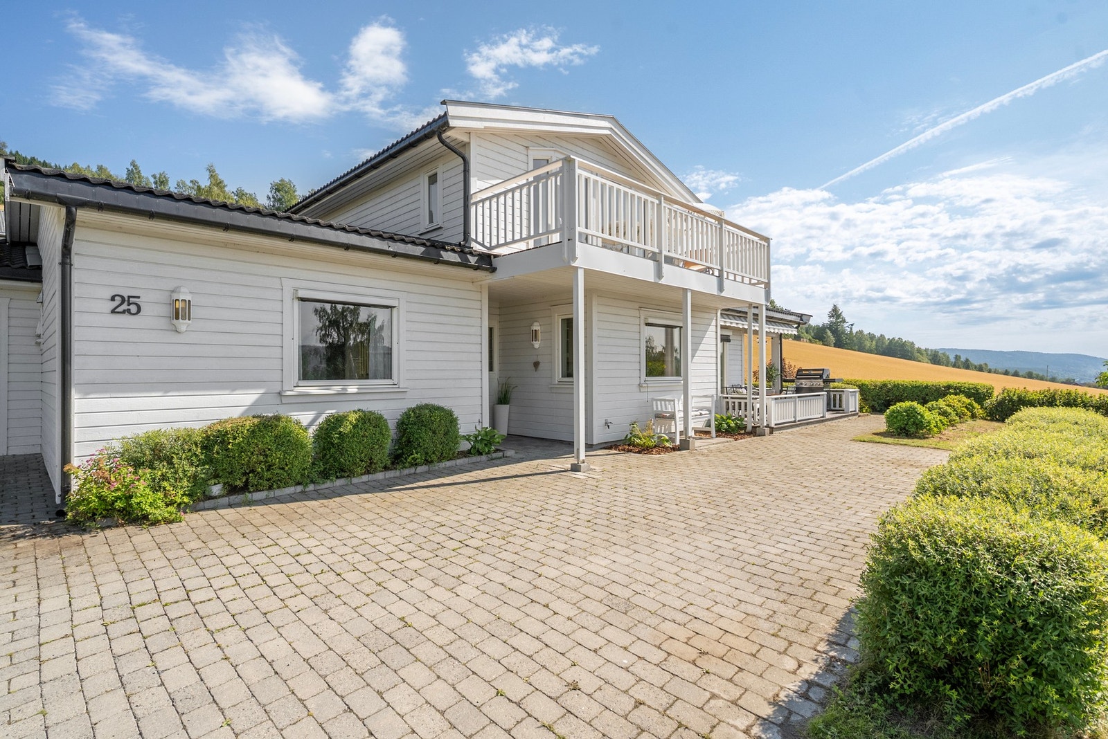 Eiendommen ligger i et rolig og barnevennlig område og med romslig tomt har du god boltreplass for både liten og stor! Galleribilde
