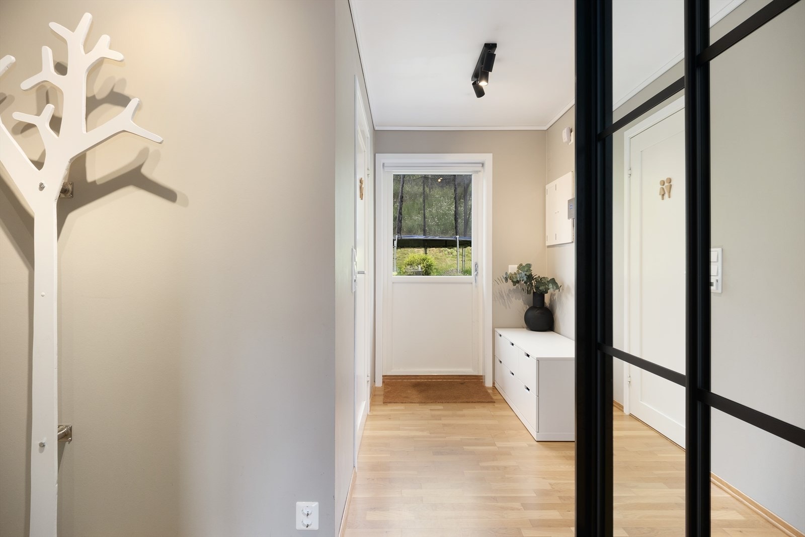 Her er det også eigen tilkomst ut til hagen på baksida av bustaden. Galleribilde