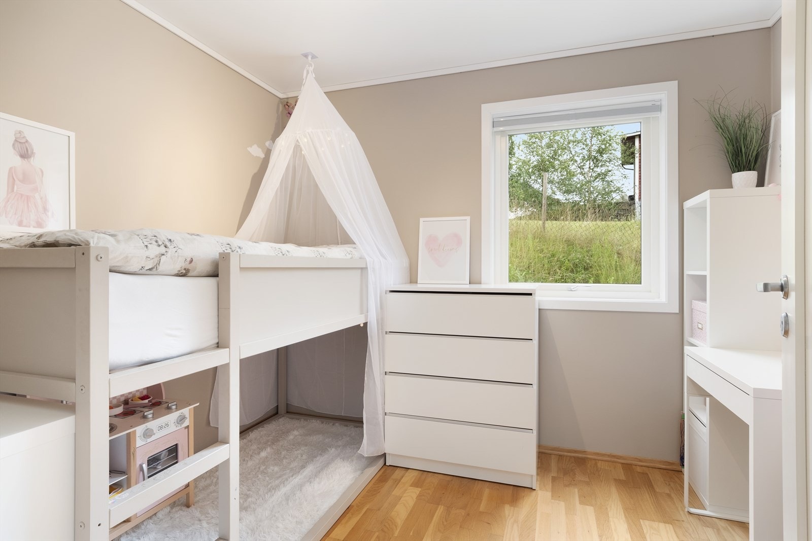 2.etg. har også eit lyst og triveleg soverom av god storleik. Galleribilde