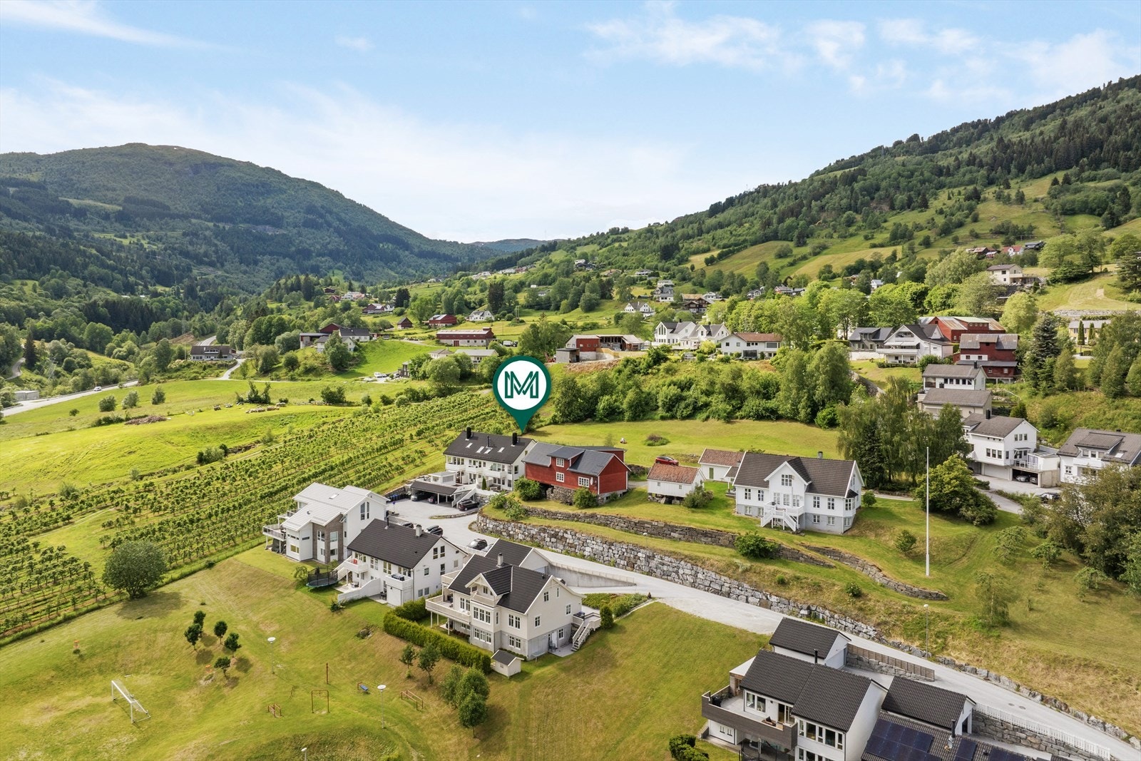 Svært barnevenleg område med friområde ved Kvåle skule med bl.a ballbaner og leikeapparat. Galleribilde
