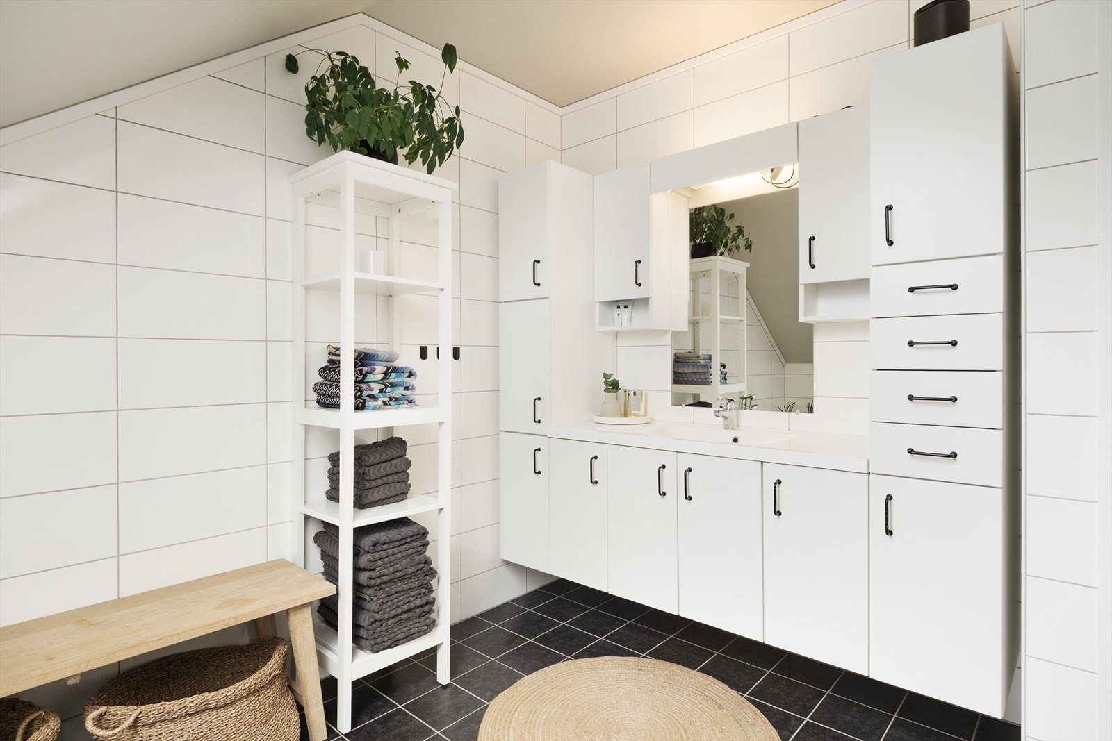Badet i denne etasjen har flis på golv og veggar og delvis skrå himling. Galleribilde