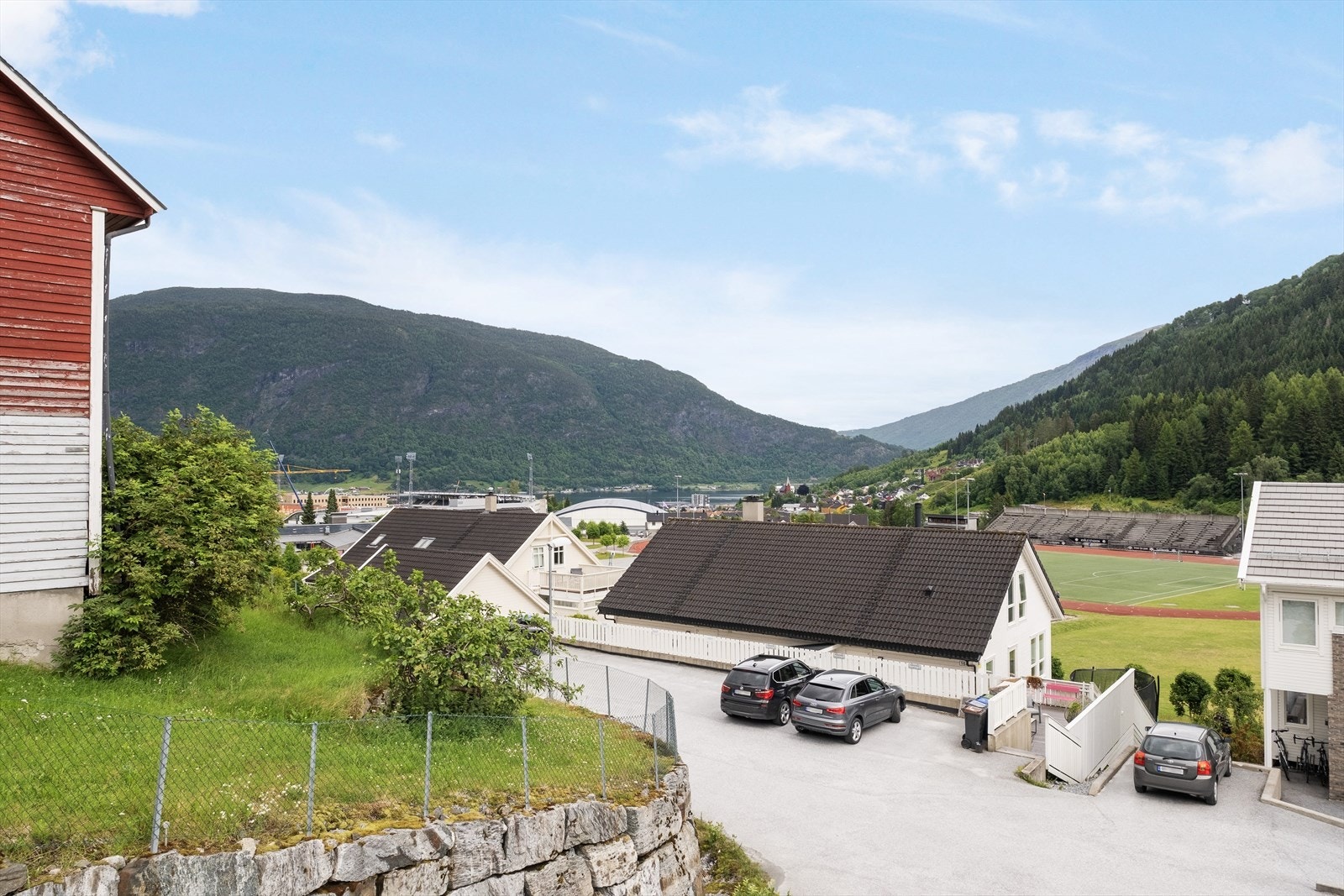 Utsikt mot Kvåle stadion, fjorden og fjella i kring. Galleribilde