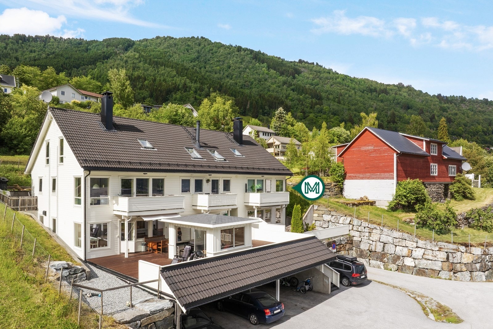 Endeleilegheit på 2 etasjar med flott beliggenheit inst i ei blindgate på Kvåle. Svært barnevenleg område. Galleribilde