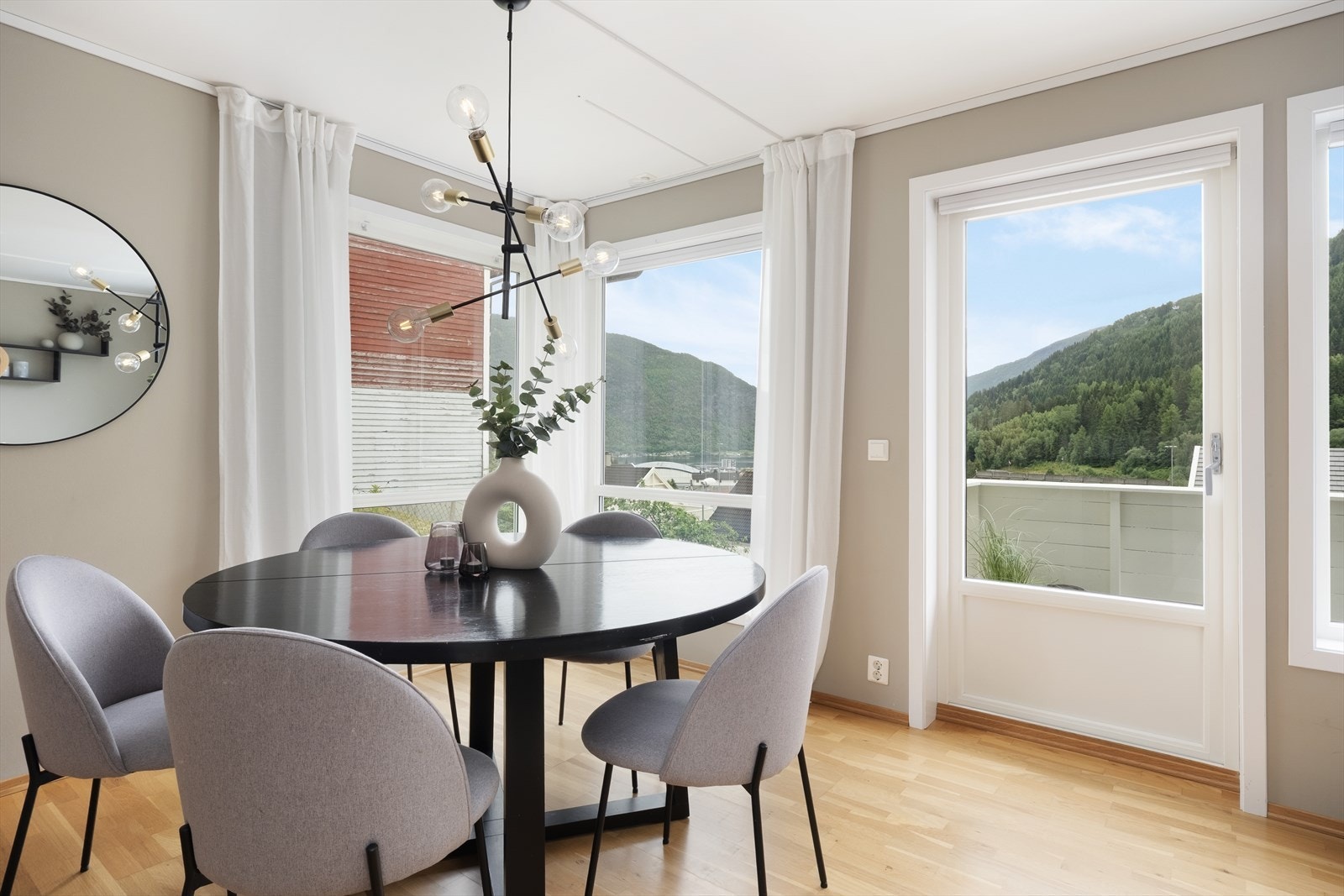 Frå stova er det også tilkomst ut til balkong. Galleribilde
