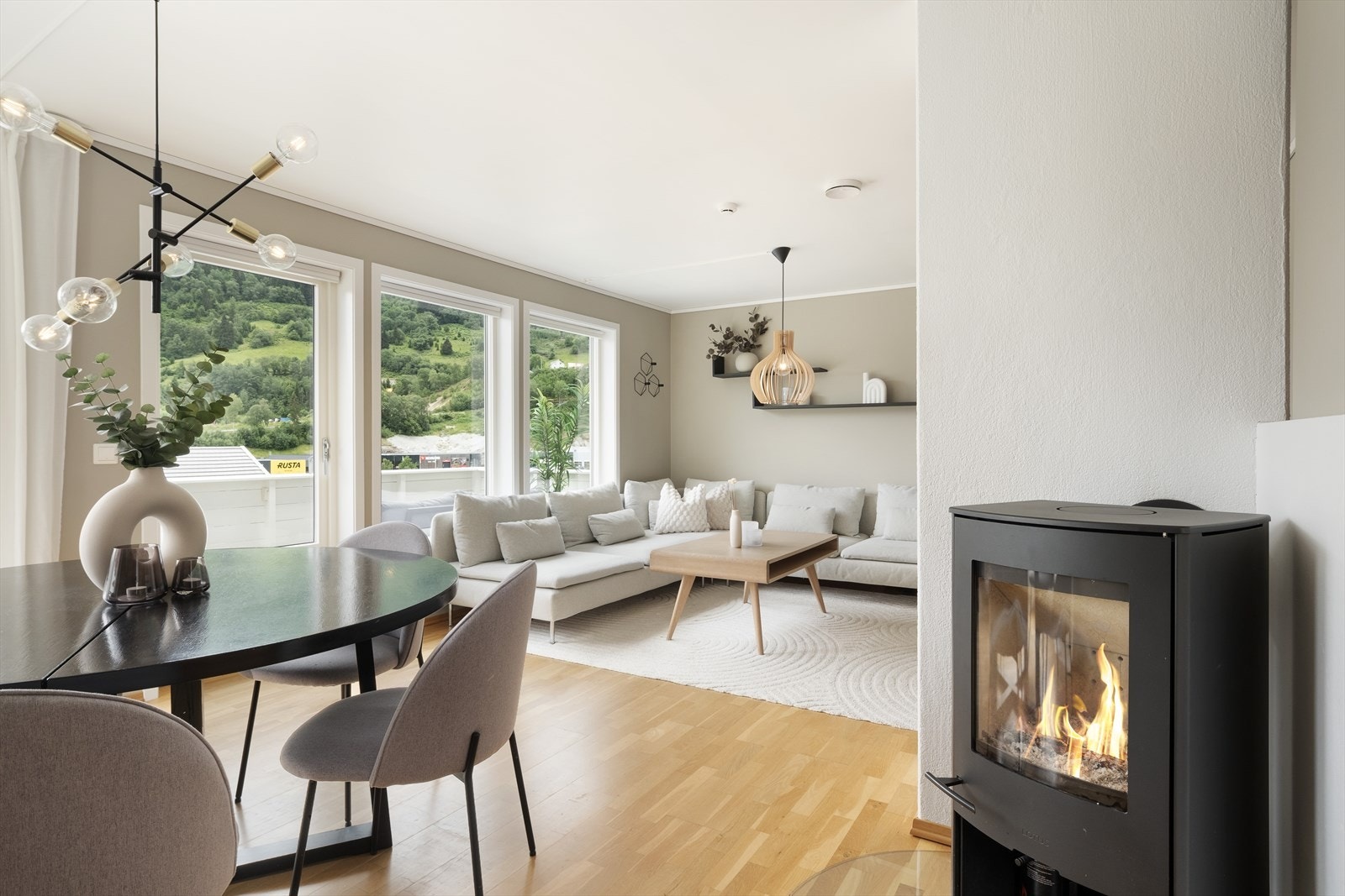 Stova har store vindaugsflater som slepp inn mykje naturleg lys og god vedomn som ekstra oppvarmingskjelde. Galleribilde