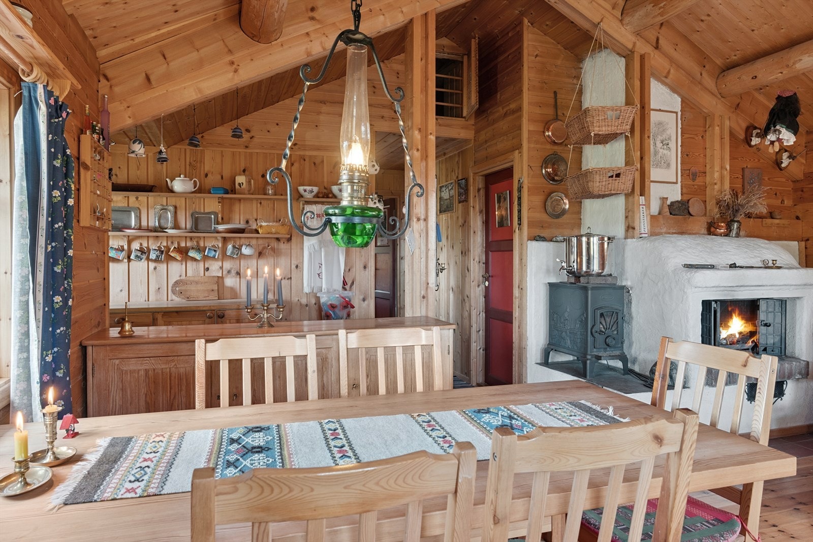 Den åpne løsningen gir en god romfølelse og binder de ulike sonene sammen. Galleribilde