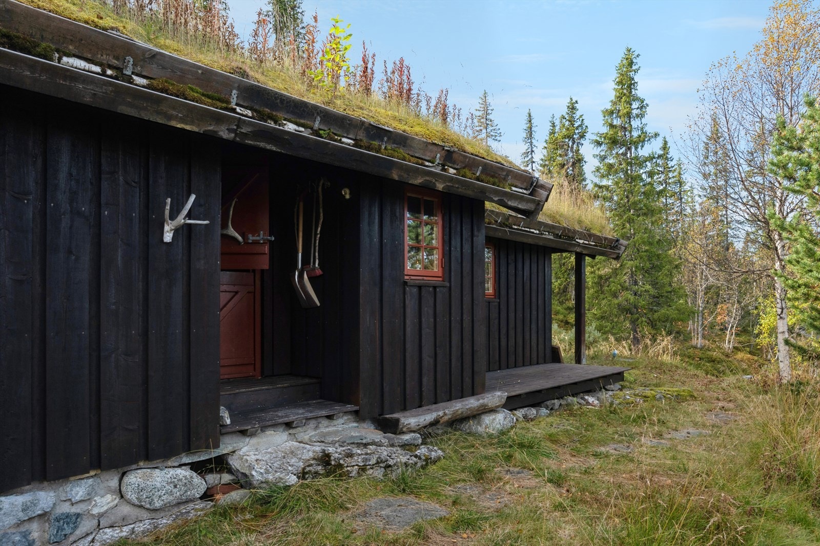 Ytterdøren er i treverk, i tråd med hyttas tradisjonelle stil. Galleribilde