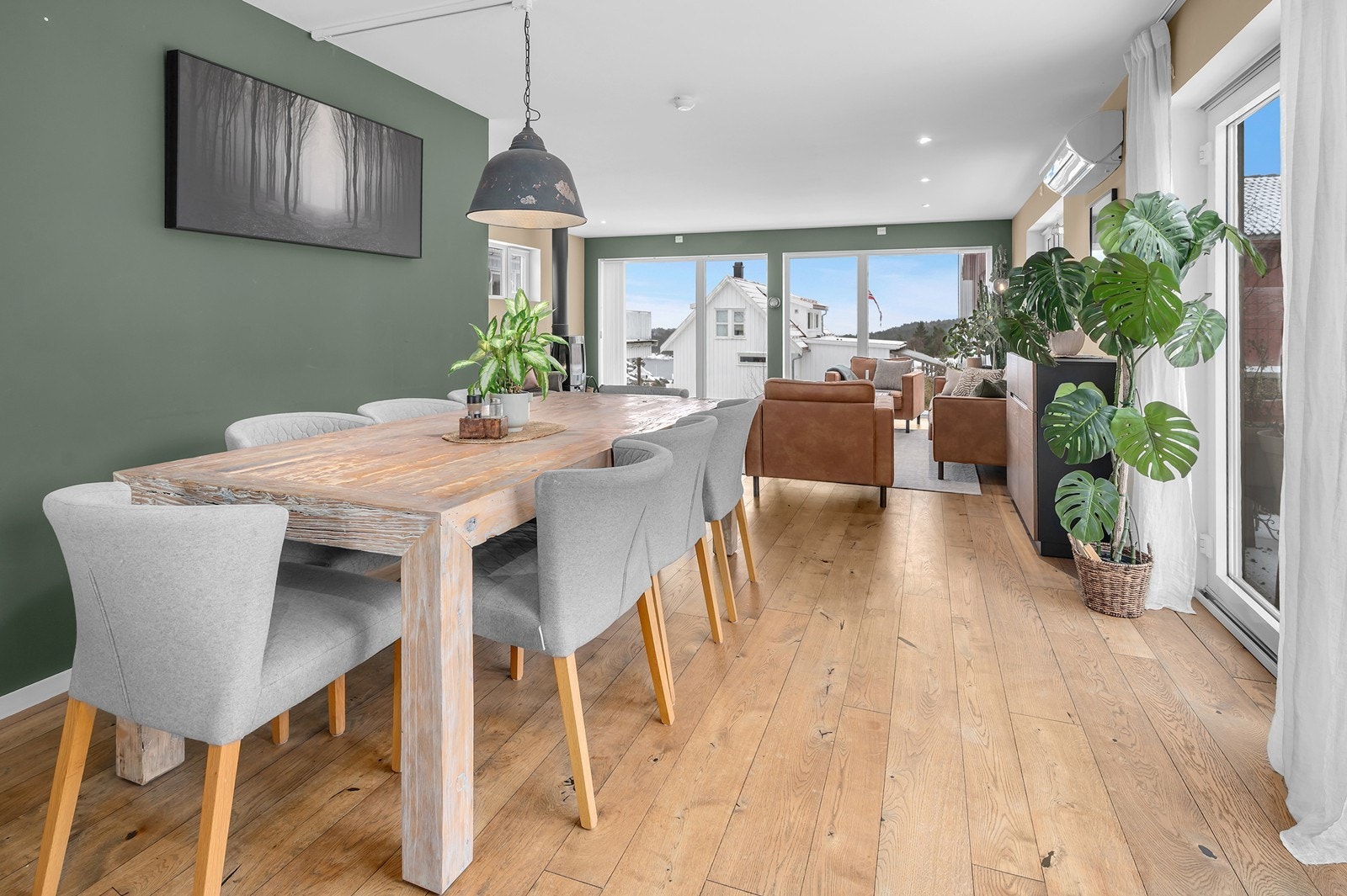 Direkte adgang til lun terrasse fra stue. Galleribilde