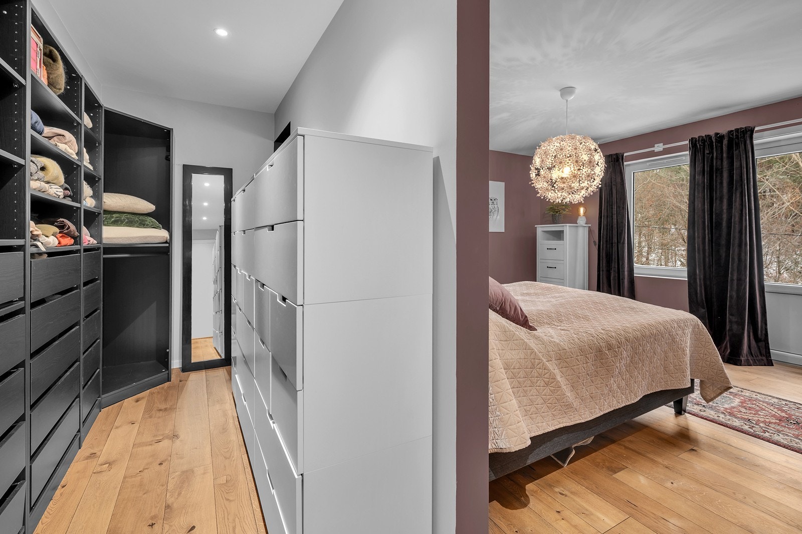 Gang/walk in closet med adgang til soverom. Galleribilde