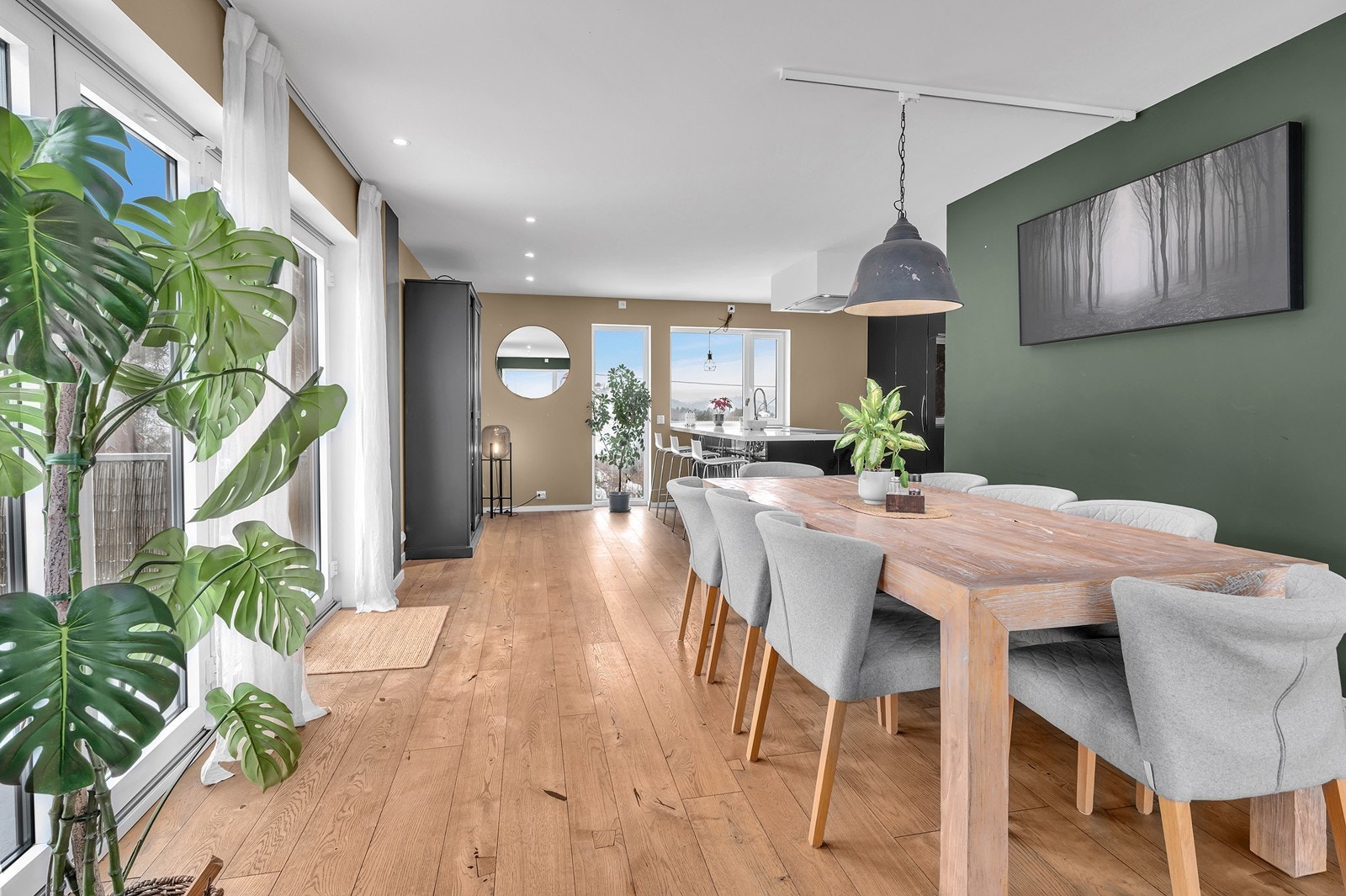 Her har du plass til stort spisebord, perfekt for familien. Galleribilde