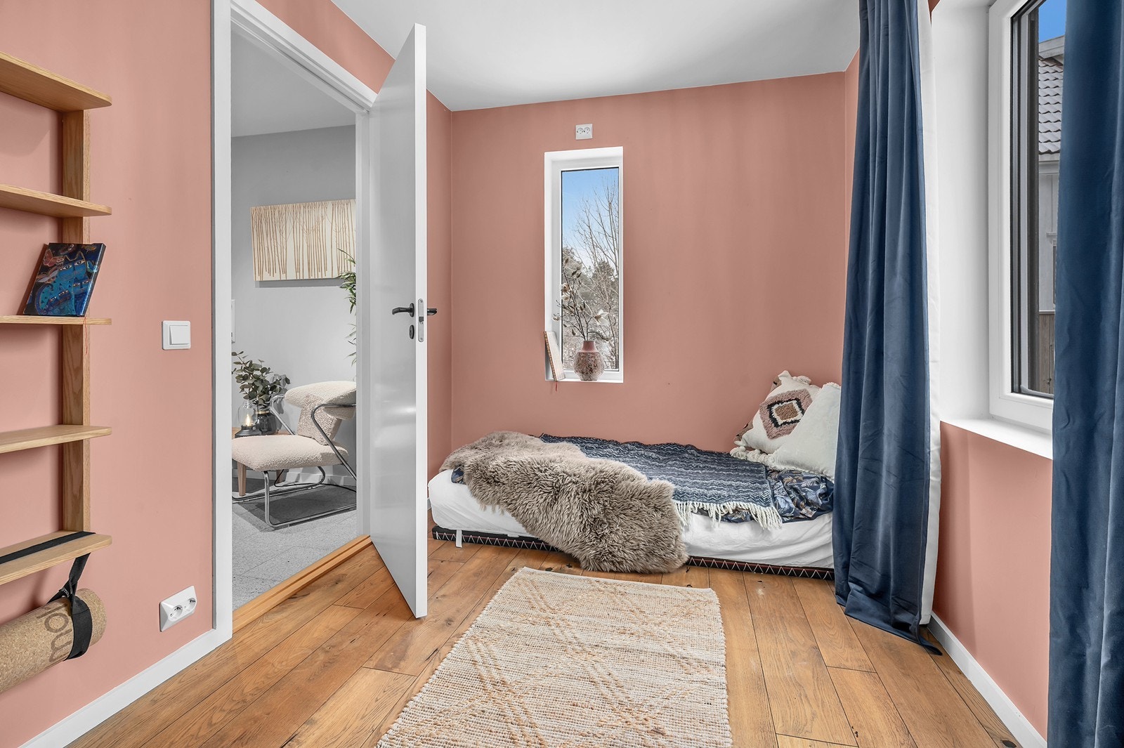 Soverom/gjesterom med plass til seng, kommode og skrivebord. Galleribilde
