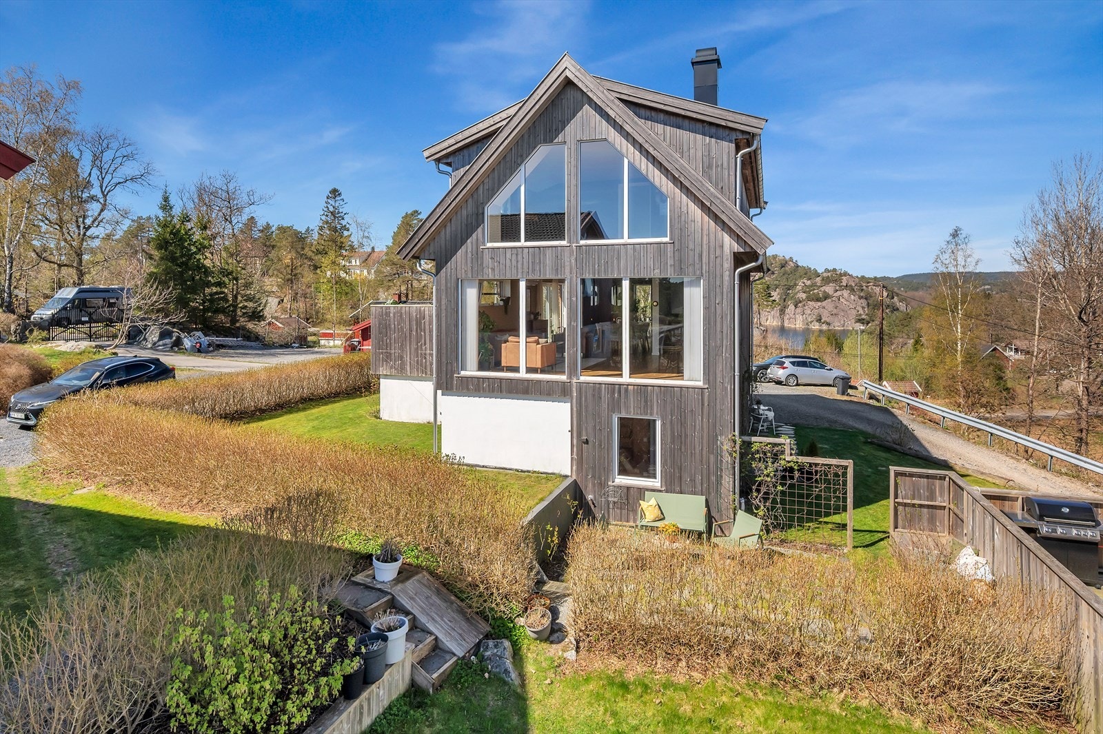 Boligen som har gangavstand til strand (ca. 100 meter unna), båthavn og nydelige turområder. Galleribilde
