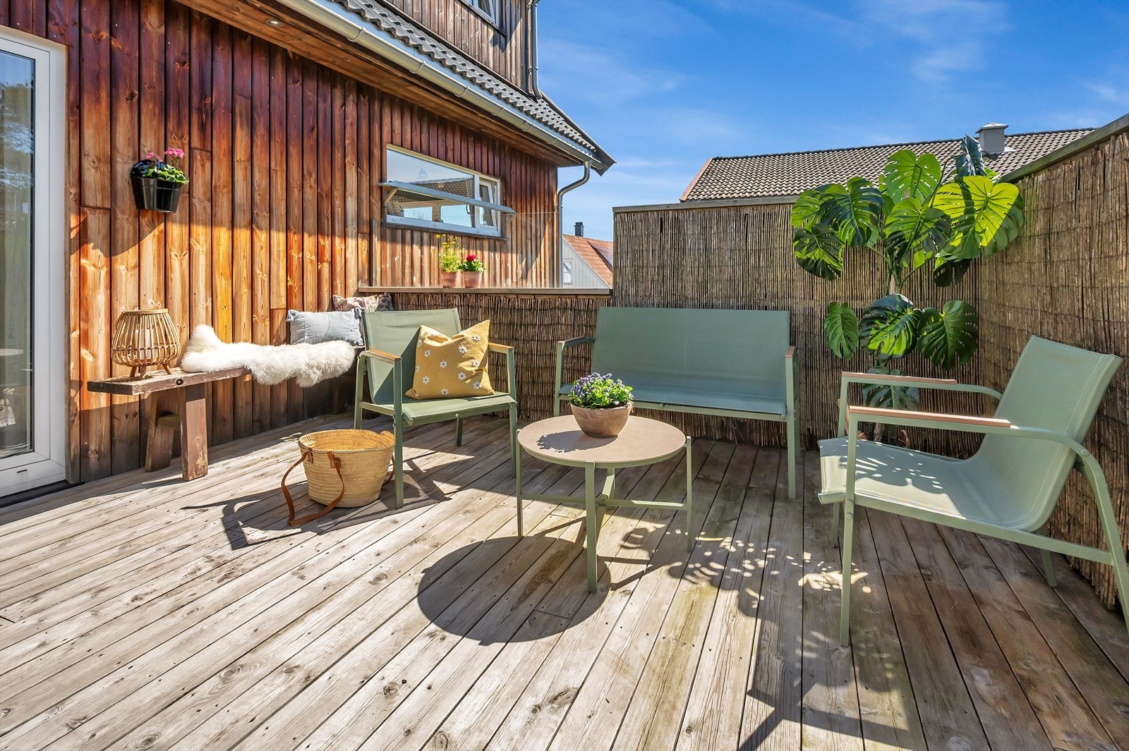 Romslig og solrik terrasse med plass til flere sittegrupper. Galleribilde