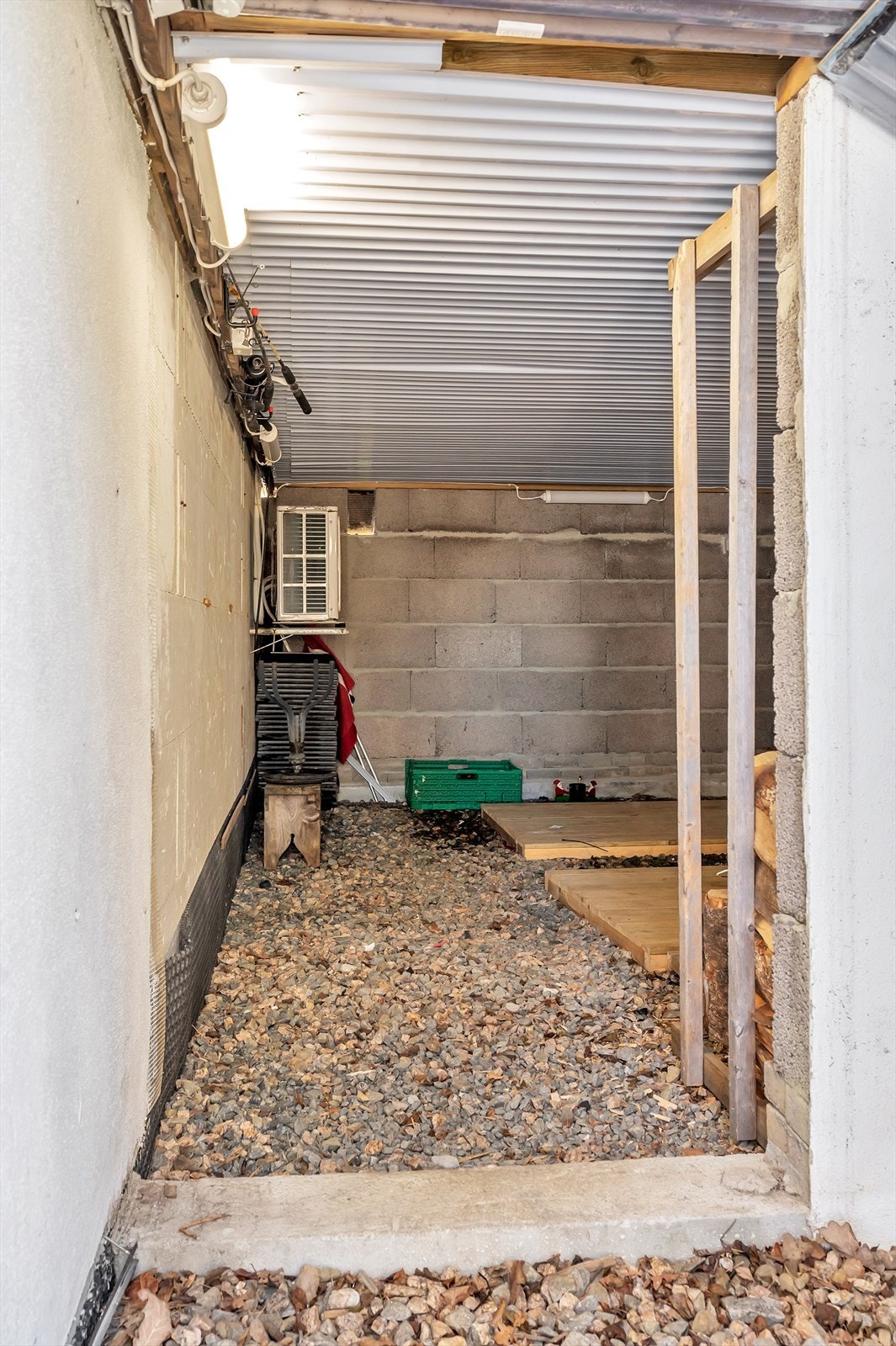 Bod under terrasse med god lagringsplass. Galleribilde