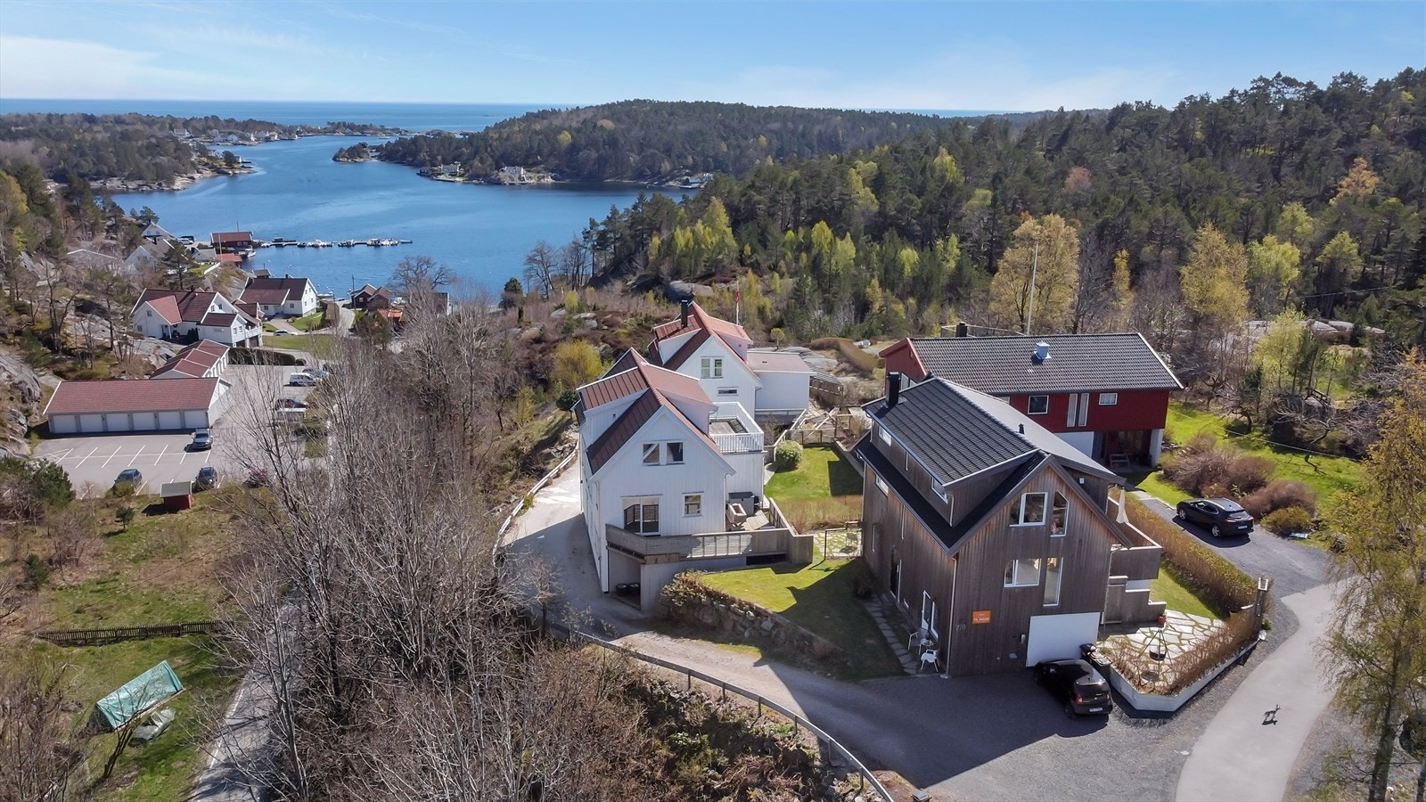 Her har du utsikt mot fantastiske Blindleia. Boligens tomt byr ellers på flere solrike uteplasser, hager og utsikt. Galleribilde