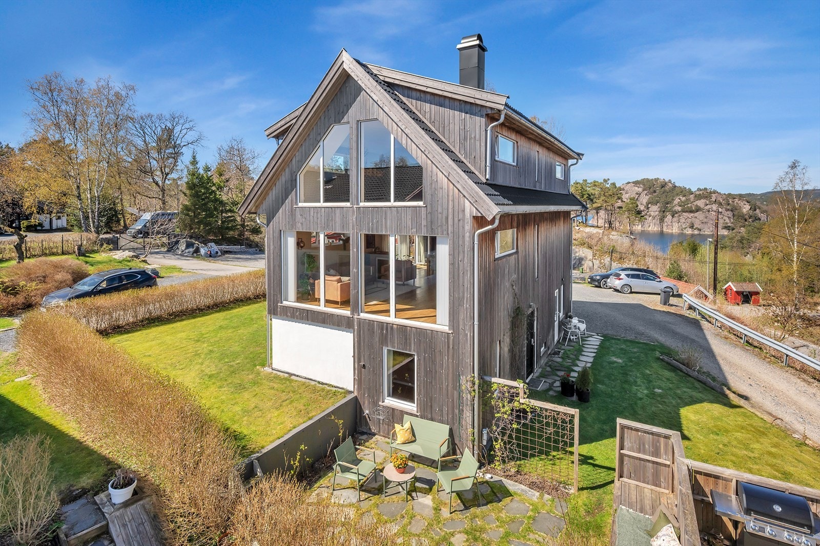 En innholdsrik enebolig med vedlikeholdsfri Kebony kledning. Boligen er byget i 2014 og fremtrer i god stand. Galleribilde