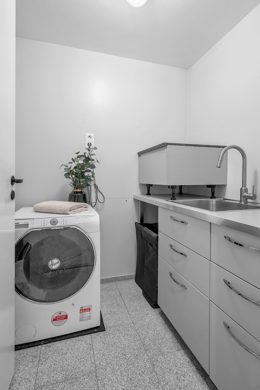 Fra badet har man direkte adgang til vaskerom. Ypperlig for familien. Galleribilde