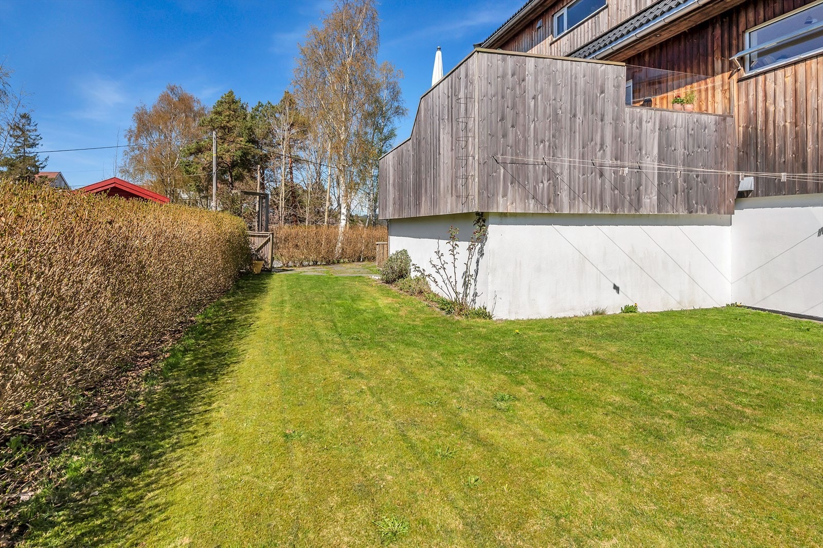 Solrik tomt. Skole, barnehage, idrettsanlegg, badesteder og div. servicetilbud i nærheten. Galleribilde