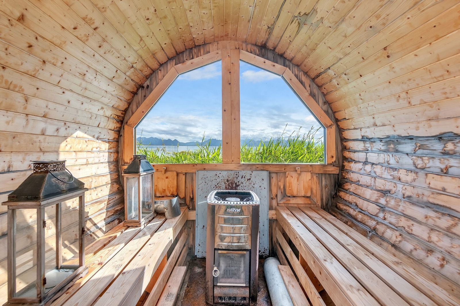 Frittstående badstue med panoramavindu mot fjorden. Galleribilde