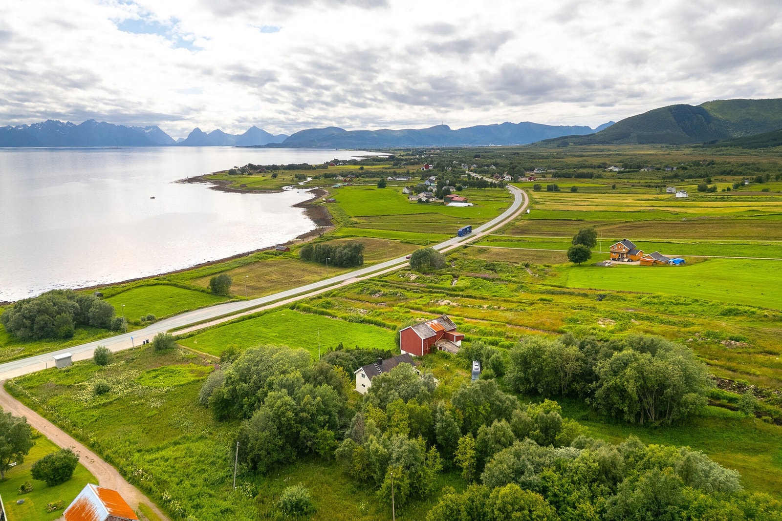 Området byr på storslått natur med fjell og fjord. Galleribilde