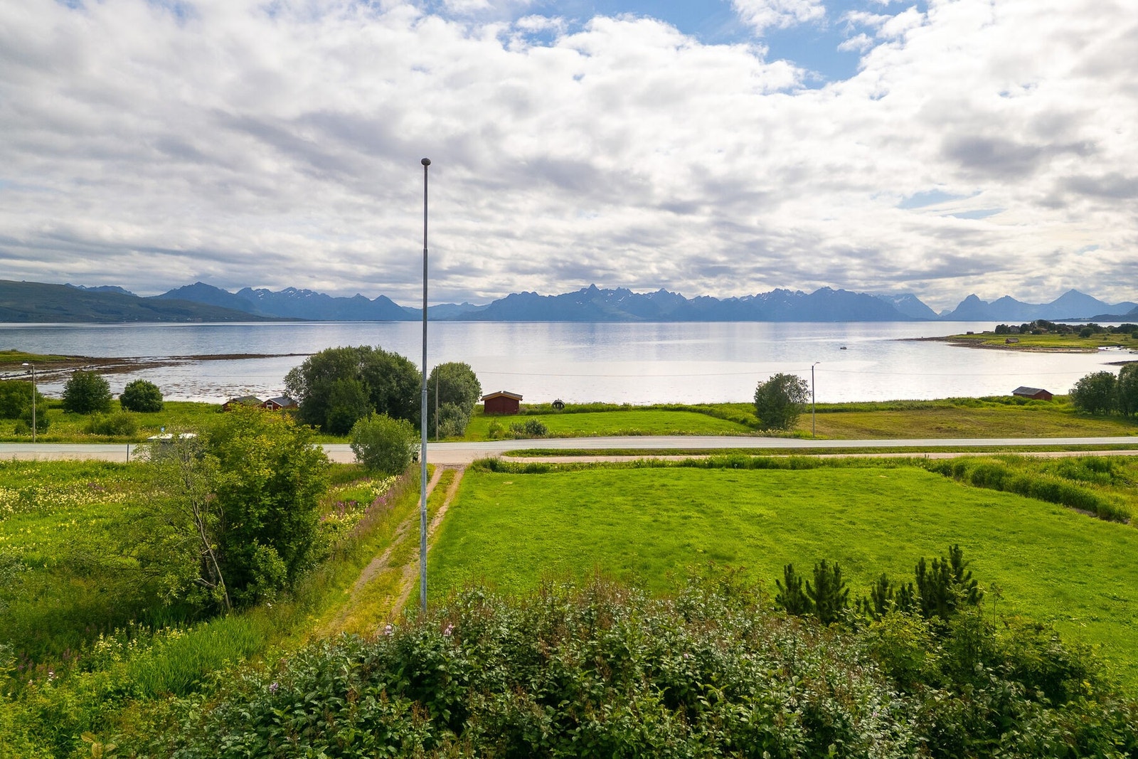 Utsikt fra eiendommen mot fjellene på andre siden av fjorden. Galleribilde