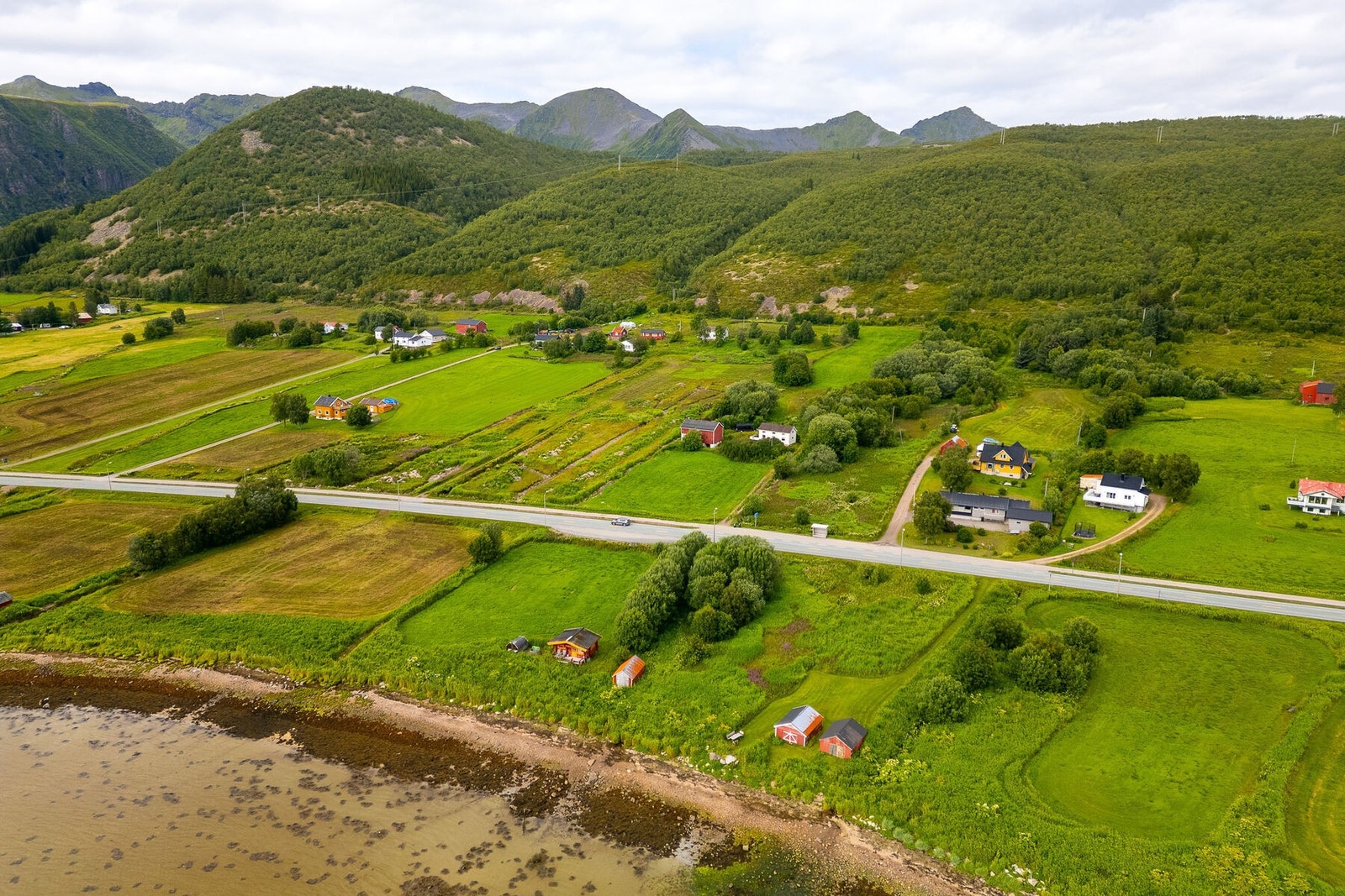 Gode turmuligheter i nærområdet, både langs sjøen og i fjellet. Galleribilde