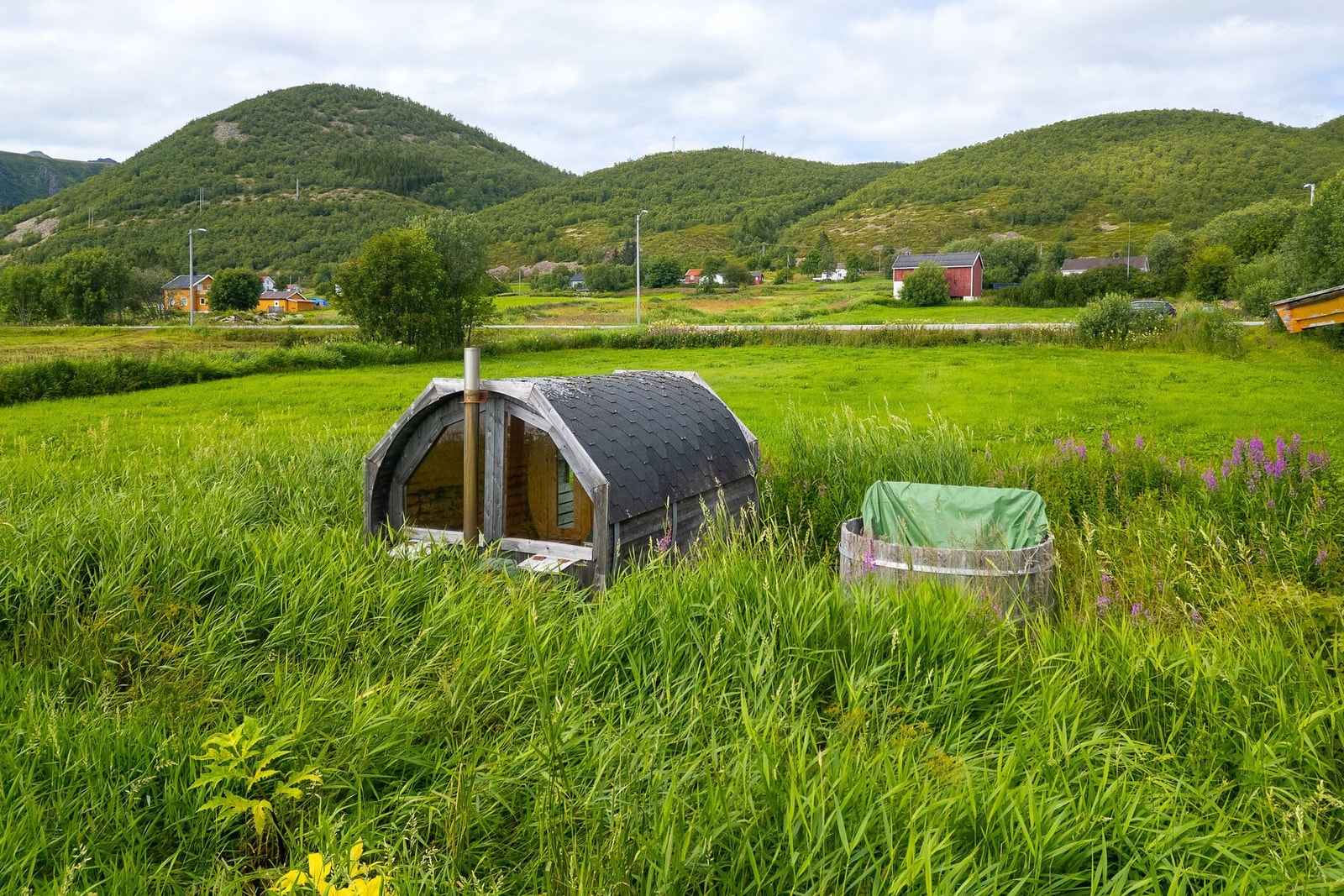 Badstuen er plassert for å maksimere utsikten og nærheten til naturen. Galleribilde