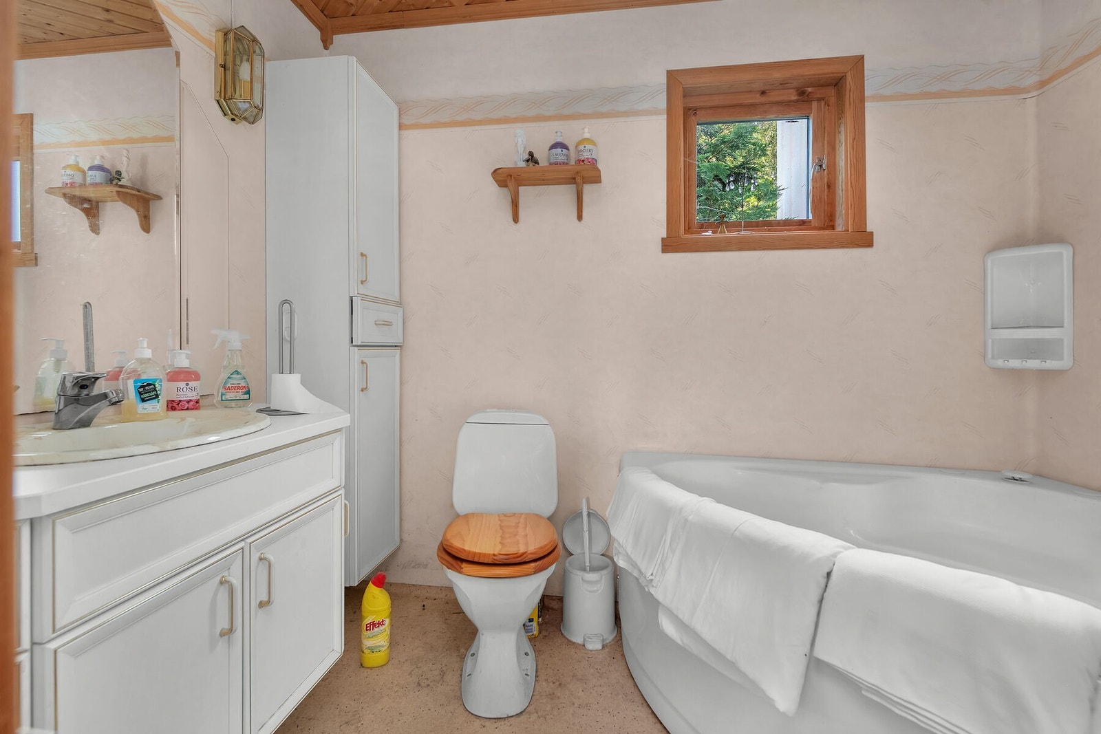 Badet i første etasje er innredet med servant, toalett og hjørnebadekar. Galleribilde