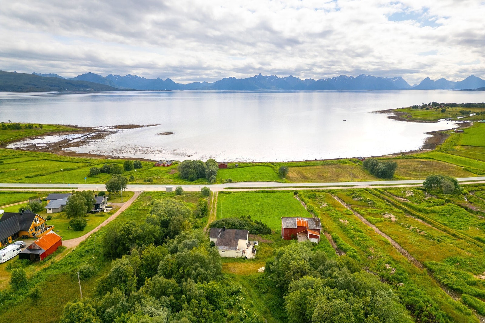 Eiendommen har en flott beliggenhet ved kysten i Hadsel. Galleribilde