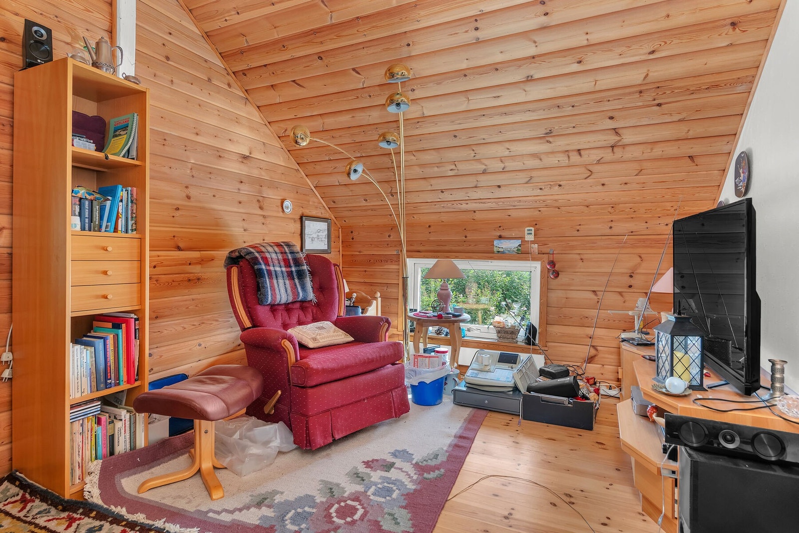 Loftstue med panelkledde vegger og tak. Galleribilde