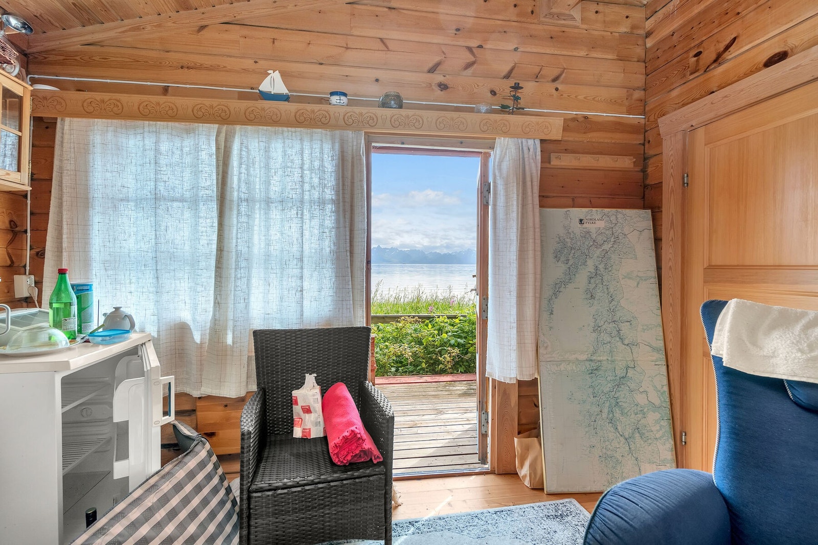 Fra fritidsboligen er det direkte utgang til uteområdet og utsikt mot sjøen. Galleribilde