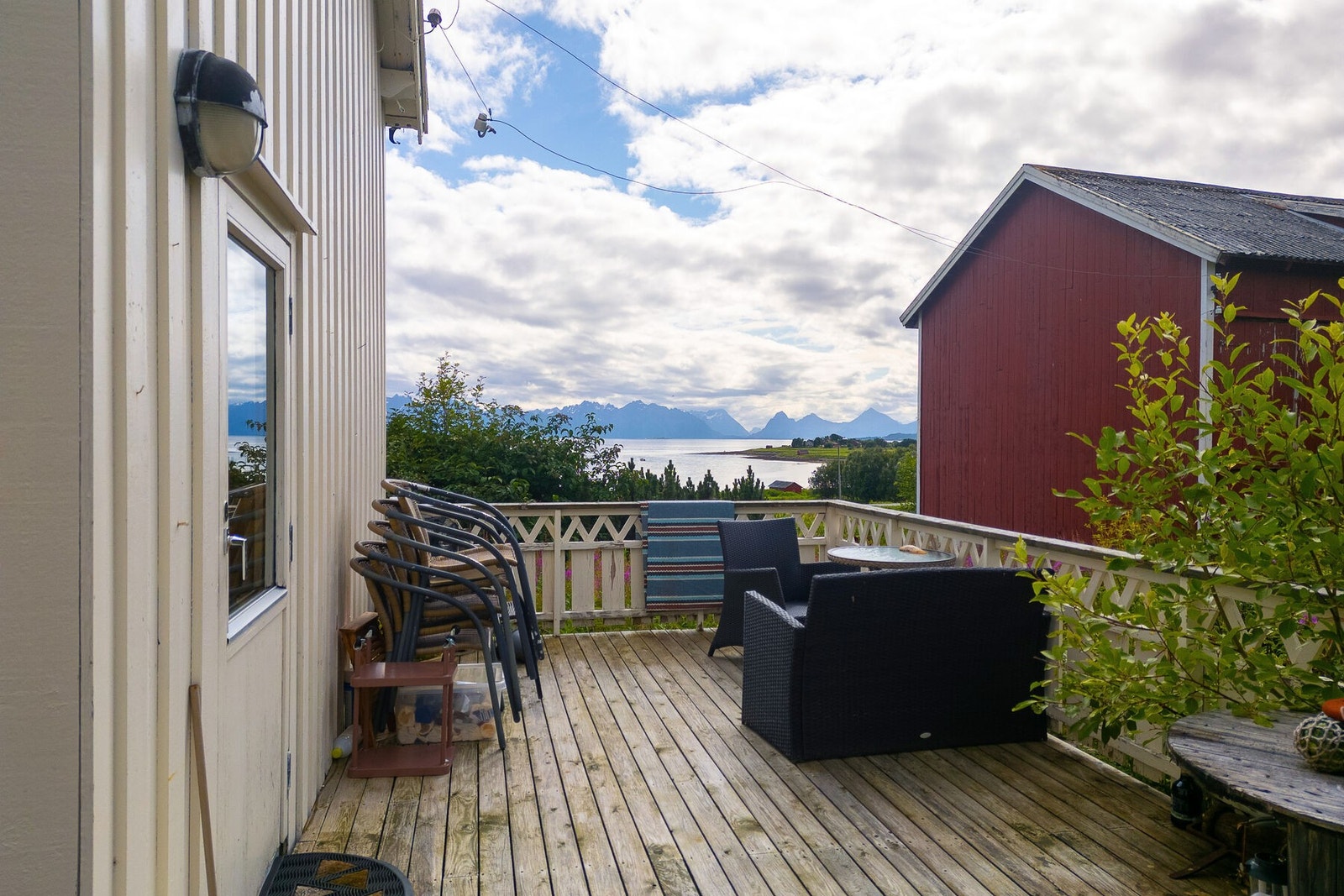 Romslig veranda på ca. 35 m² med utsikt mot sjøen. Galleribilde