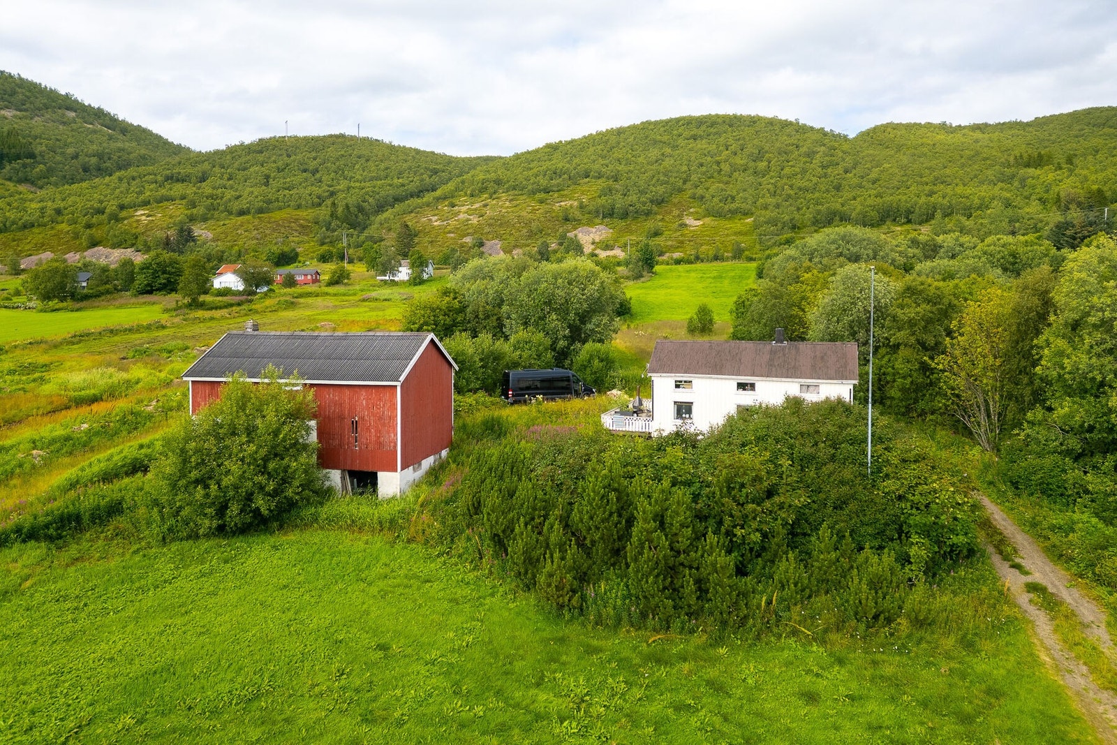 Eiendommen ligger i et landlig og åpent landskap. Galleribilde