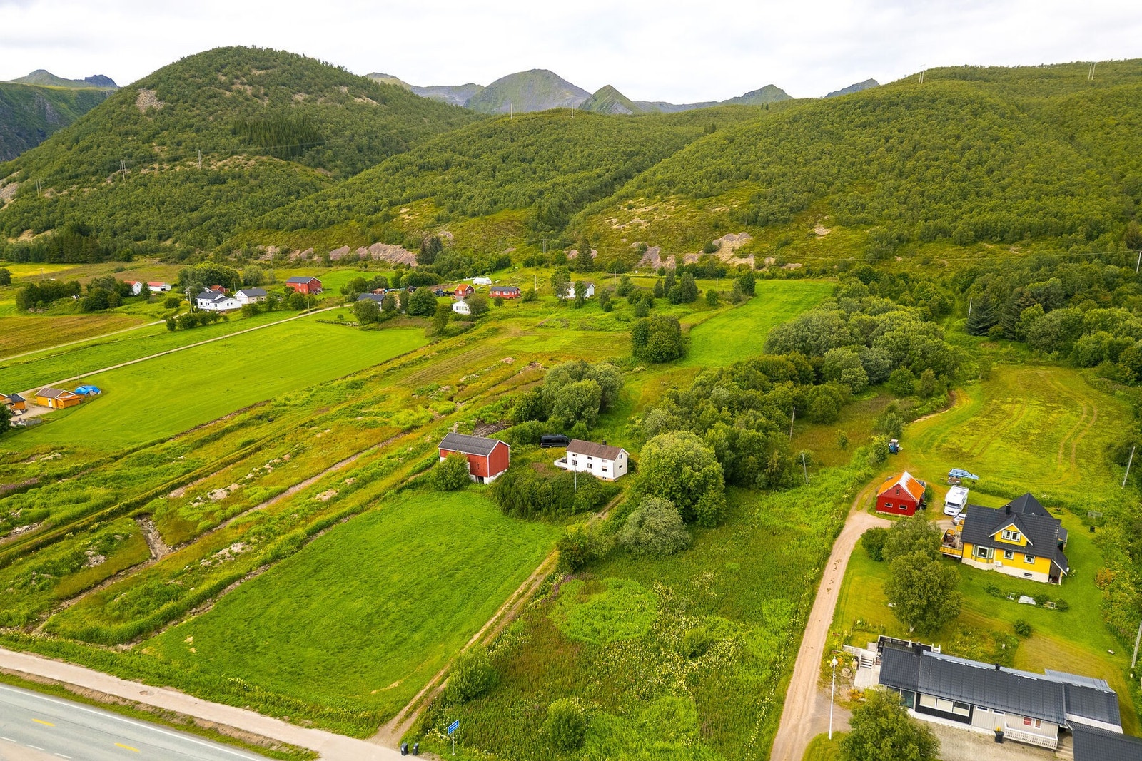 Landlige og fredelige omgivelser med spredt bebyggelse. Galleribilde