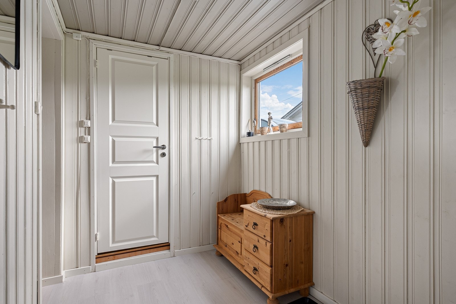 Det er egen inngang til u-etasjen og en entré som måler 3,9m². Her er det plass til garderobeløsning til sko og yttertøy. Galleribilde