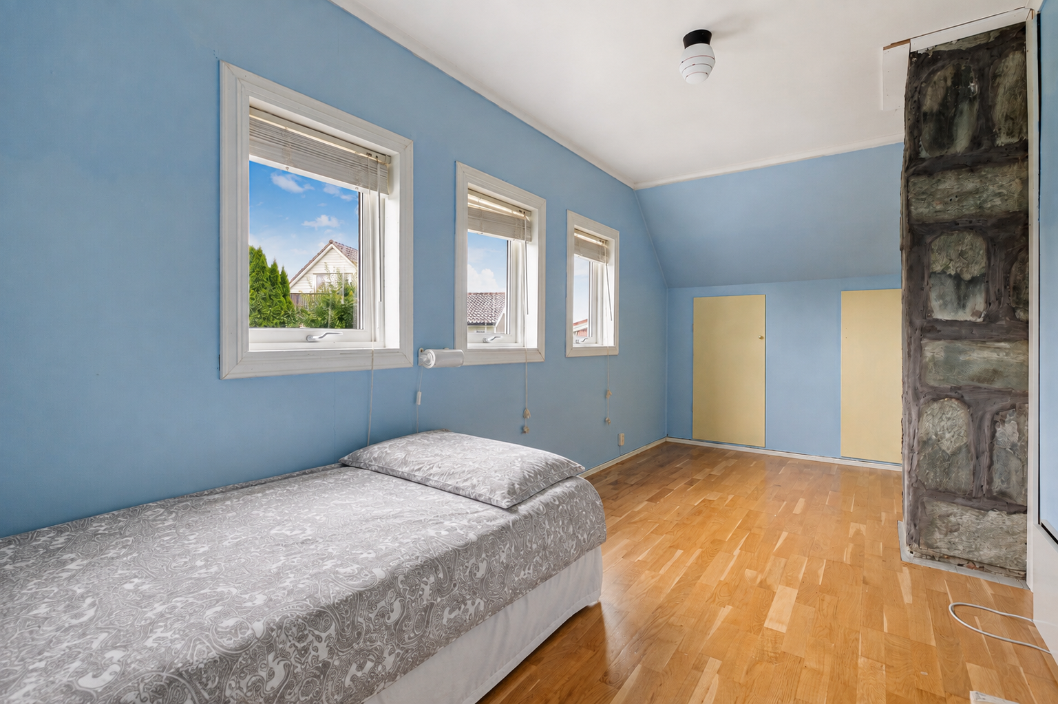 Soverommet måler 11,7 m² og byr på godt med naturlig lys fra vinduene. Galleribilde