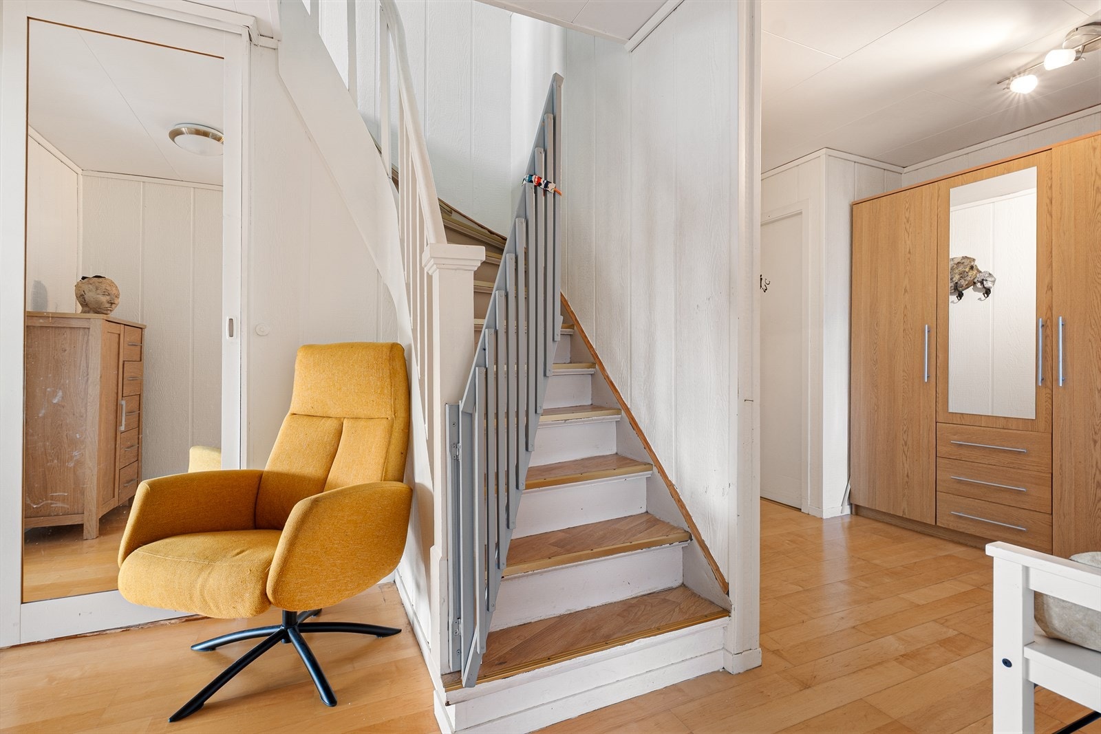 I gangen får du godt med lagringsplass til oppbevaring av sko og yttertøy. Her er det et stort garderobeskap med delvis speilfront, samt god plass til kommoder og skoskap. Galleribilde