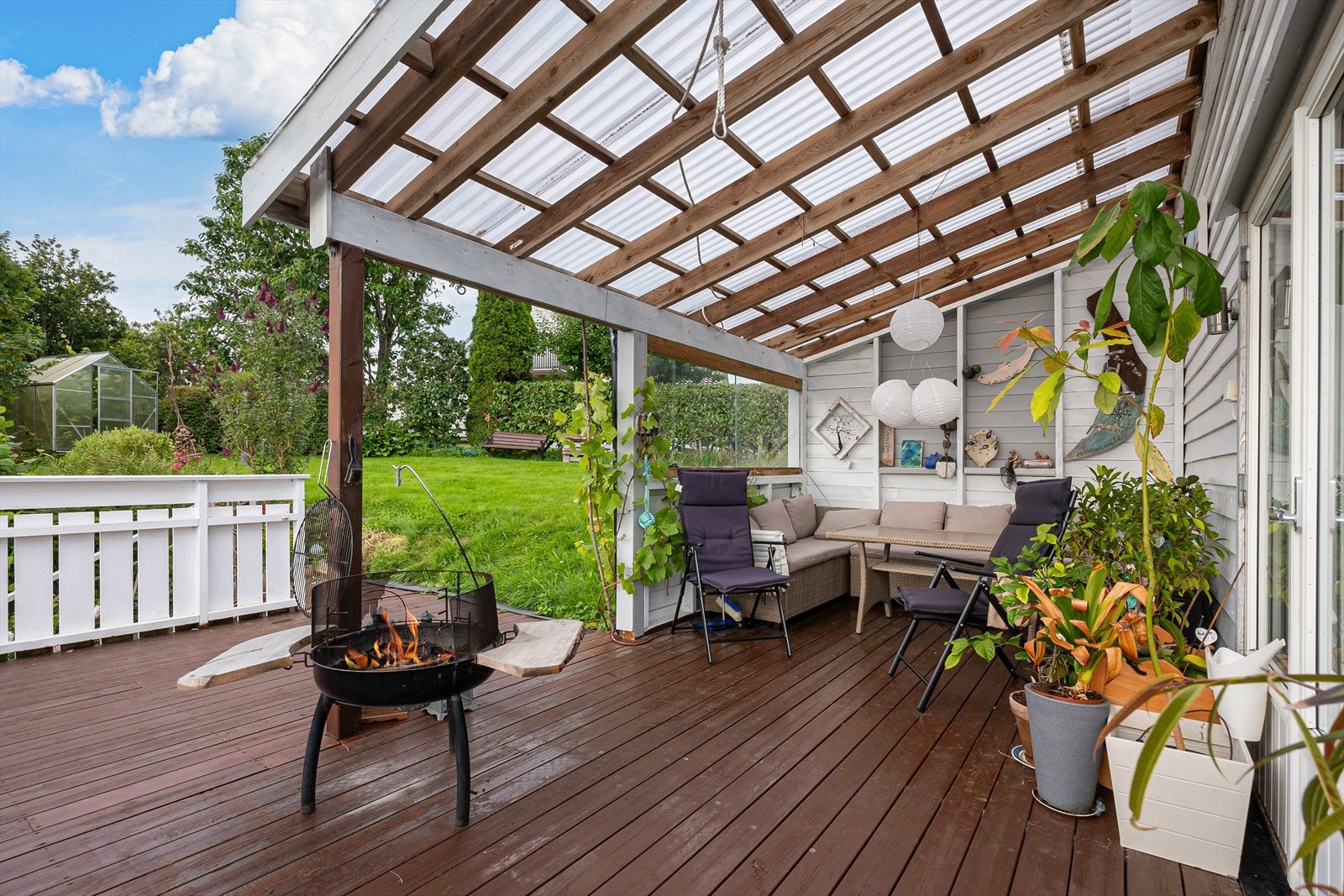 Boligen byr på flere gode uteplasser med stor terrasse, balkong og store hagearealer. Galleribilde