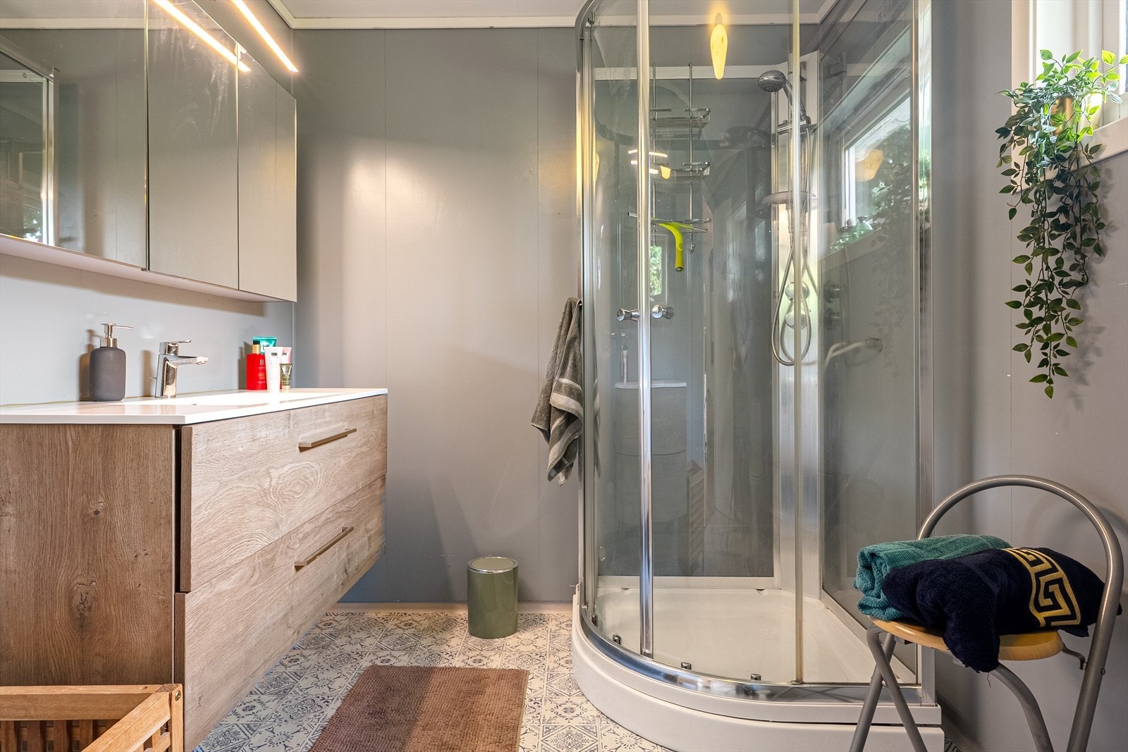 Pent og romslig bad som måler 7m² med gulvvarme. Galleribilde