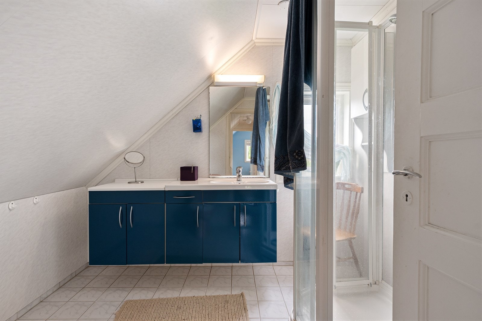 Praktisk bad i boligens 2.etasje som måler 4,3 m² med varme i gulv. Galleribilde