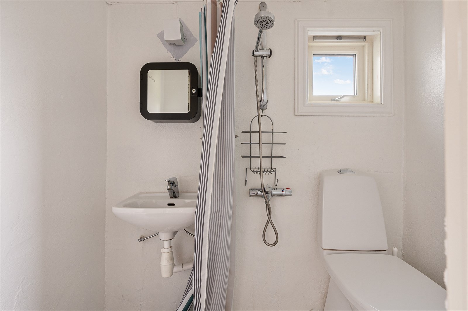 Badet måler 2m² og har malte overflater. Galleribilde
