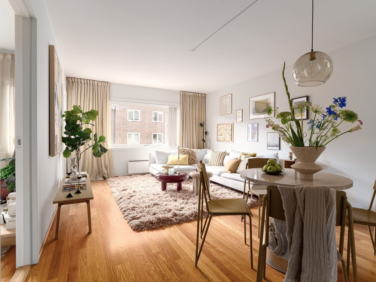Innvendig møtes du av en åpen, luftig atmosfære og moderne preg. Den kvadratiske stuen gir plass til både spisegruppe, sofa- og TV-krok. Galleribilde