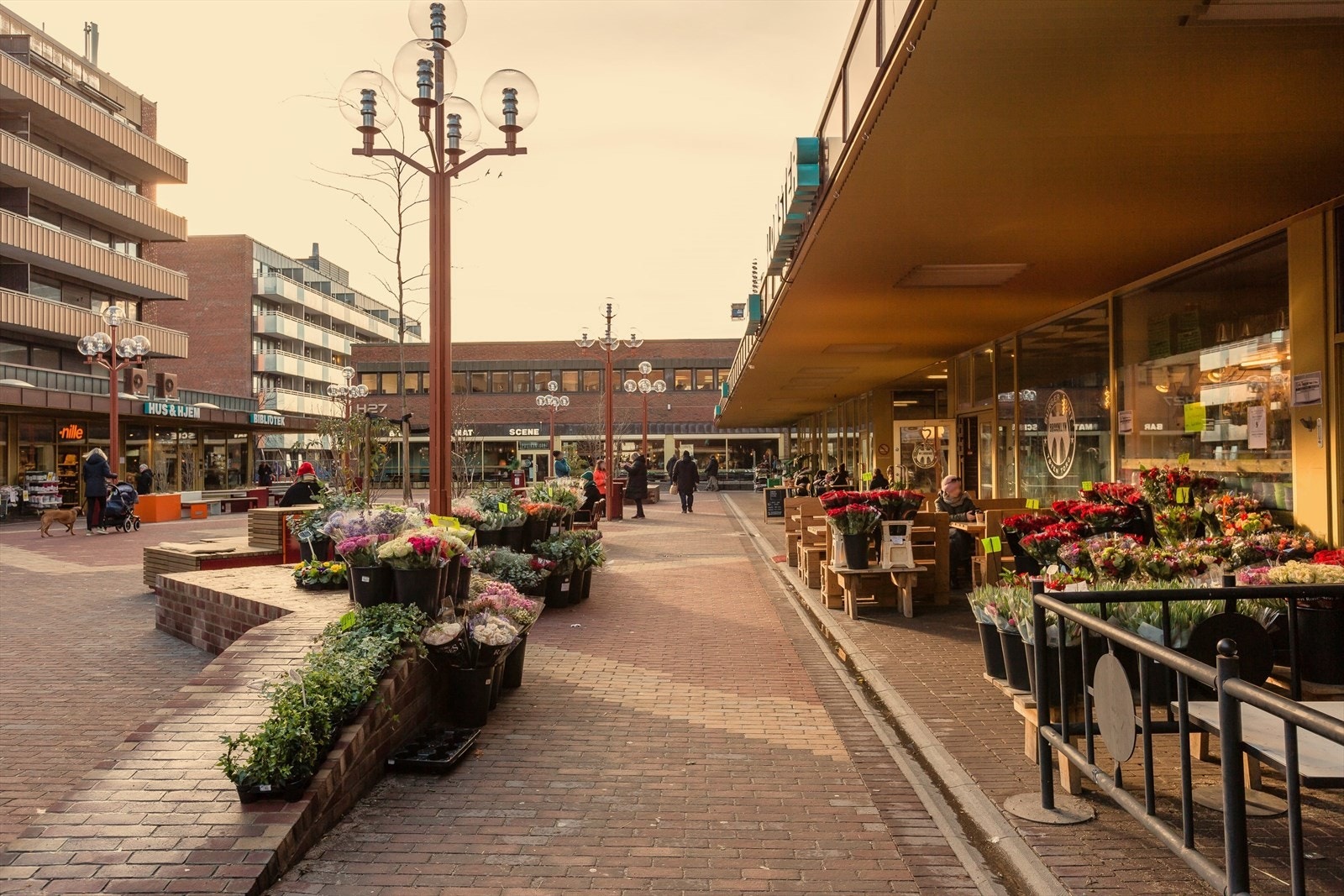 Tøyen torg med et godt utvalg av spennende matopplevelser og serveringssteder som for eksempel Postkontoret og Skatten. Galleribilde