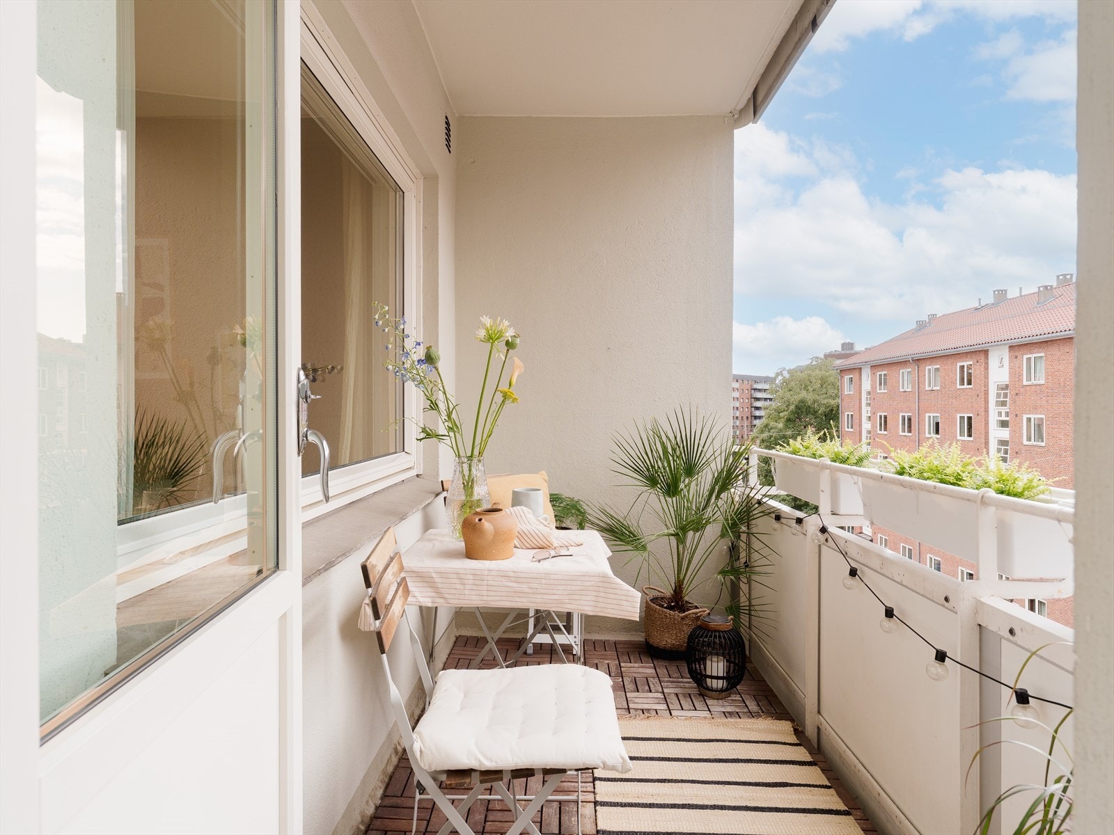 Balkongen er vestvendt, så her er det ikke mangel på gode solforhold. Størrelsen gir god plass til utemøblement. Galleribilde