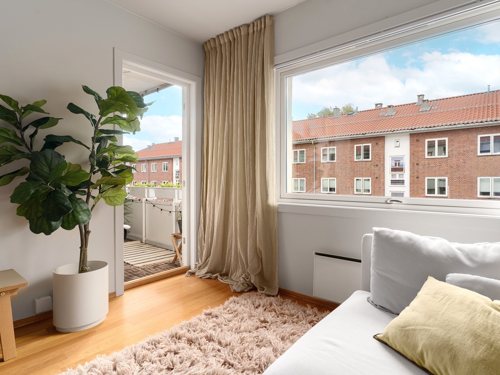 Fra stuen er det utgang til en romslig balkong på 4 kvm, som blir en hyggelig forlengelse av stuen i sommerhalvåret. Galleribilde