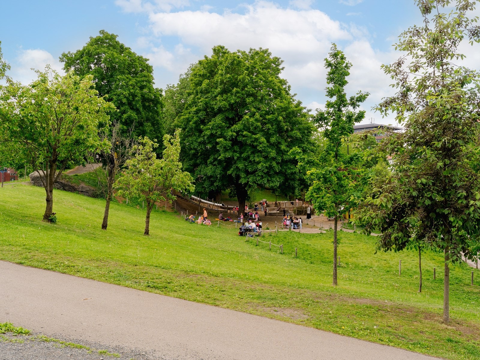 Heibergløkka har en hyggelig og tilbaketrukket beliggenhet omkranset av store grøntområder. På sommerhalvåret er det hyggelig å oppholde seg i en av de mange parkene i nabolaget. Galleribilde