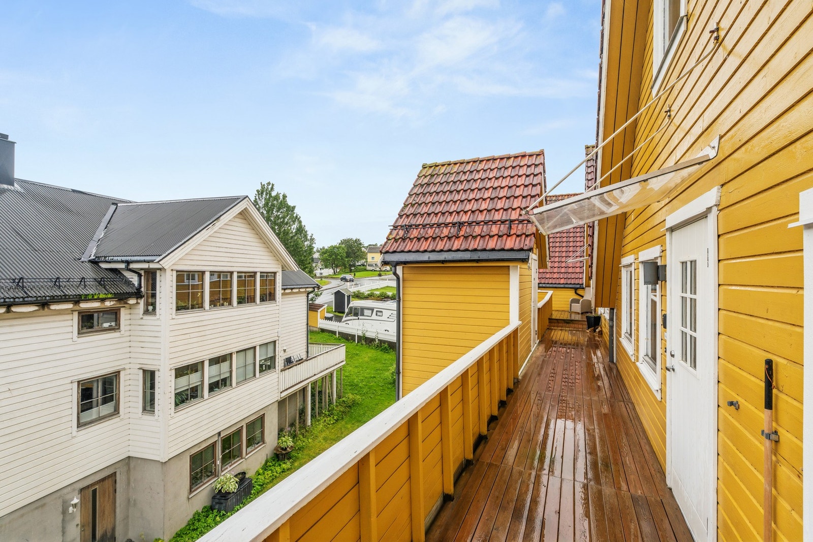 Boligen har to soverom, en romslig stue med åpen kjøkkenløsning og en koselig loftstue i loftsetasjen Galleribilde