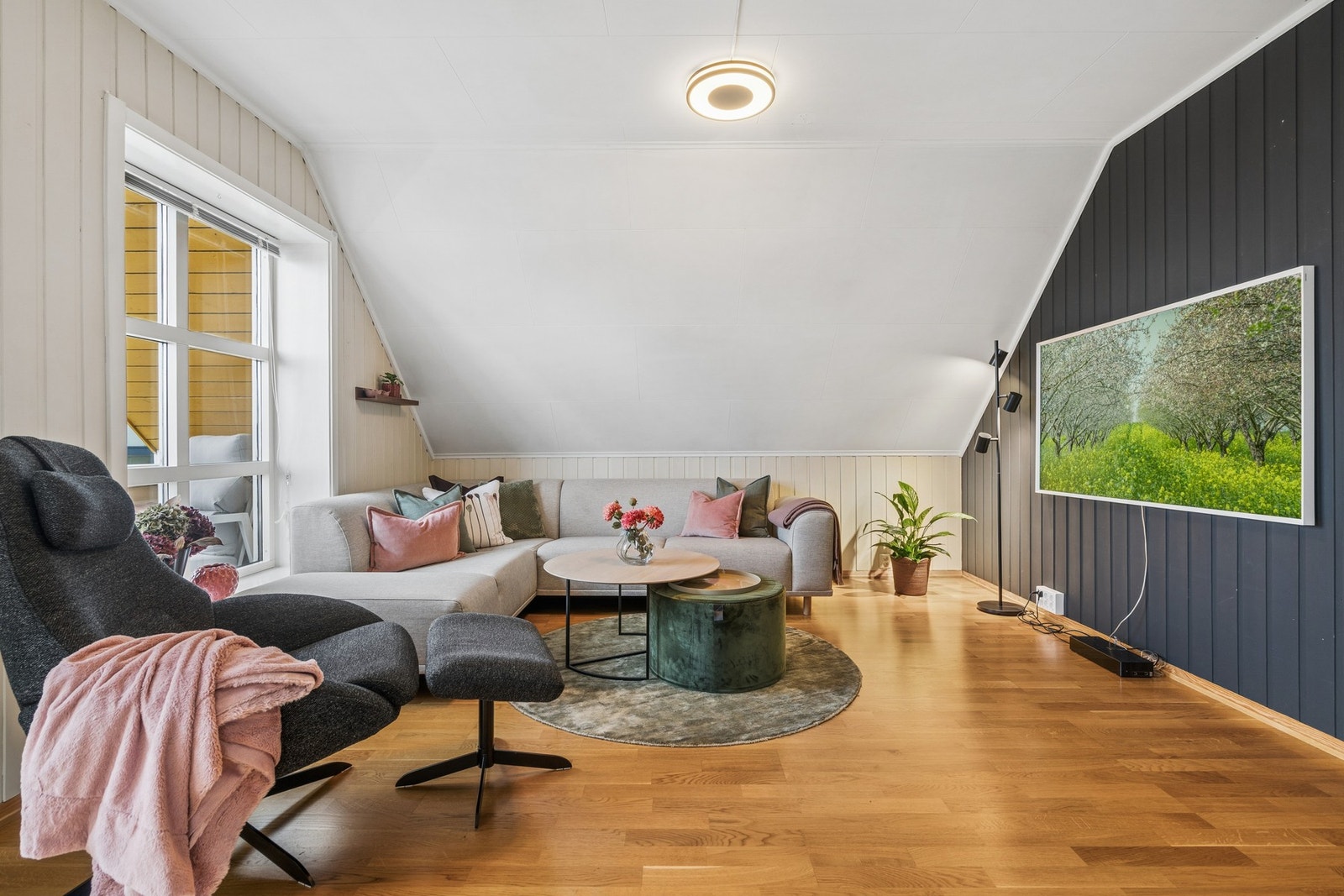 Fra stuen er det utgang til en hyggelig, takoverbygd terrasse som vender mot Sjøbergs gate Galleribilde
