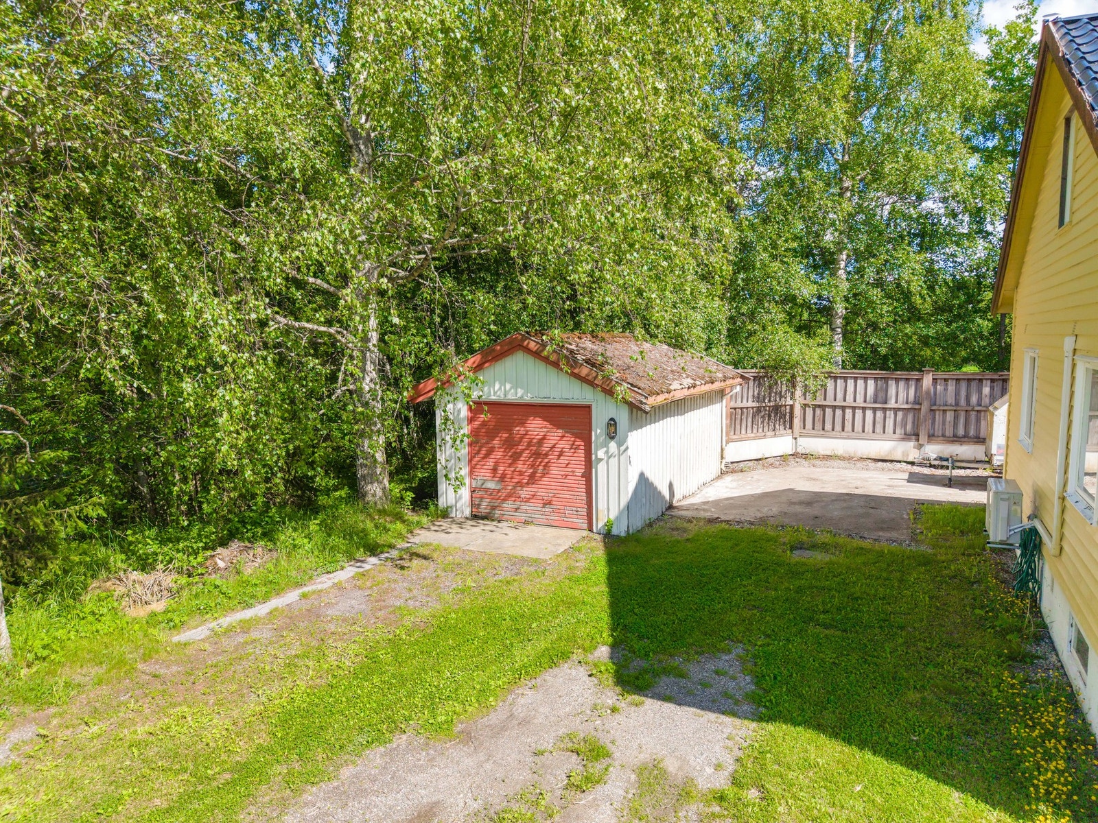 Parkering i frittstående garasje og på egen gårdsplass. Galleribilde