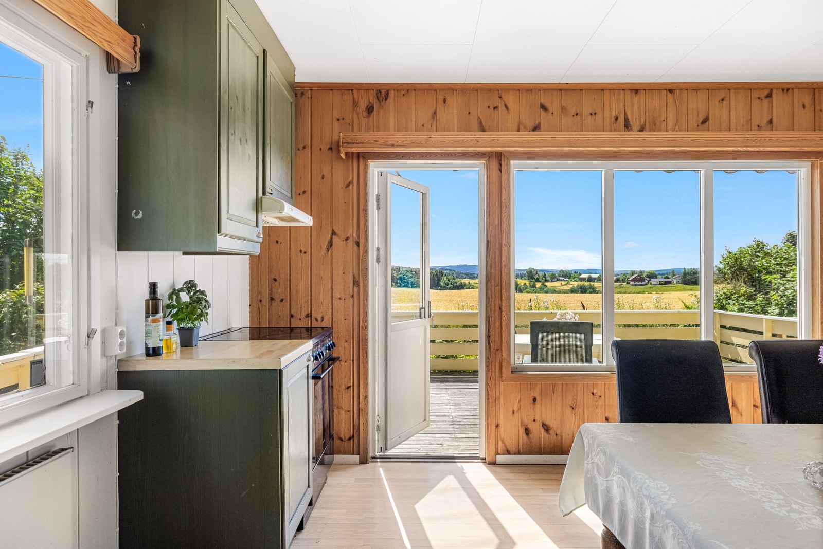 Fra kjøkkenet er det utgang til boligens terrasse. Galleribilde